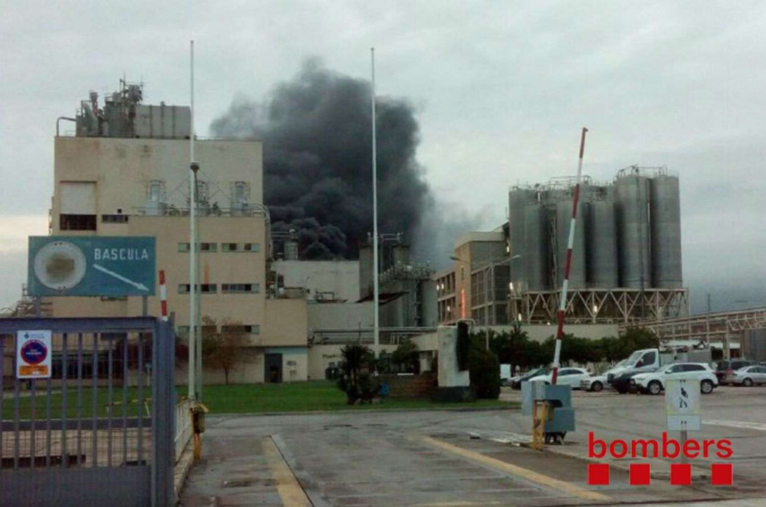 Extinguido el incendio en la antigua fábrica de la Seda en el Prat de Llobregat
