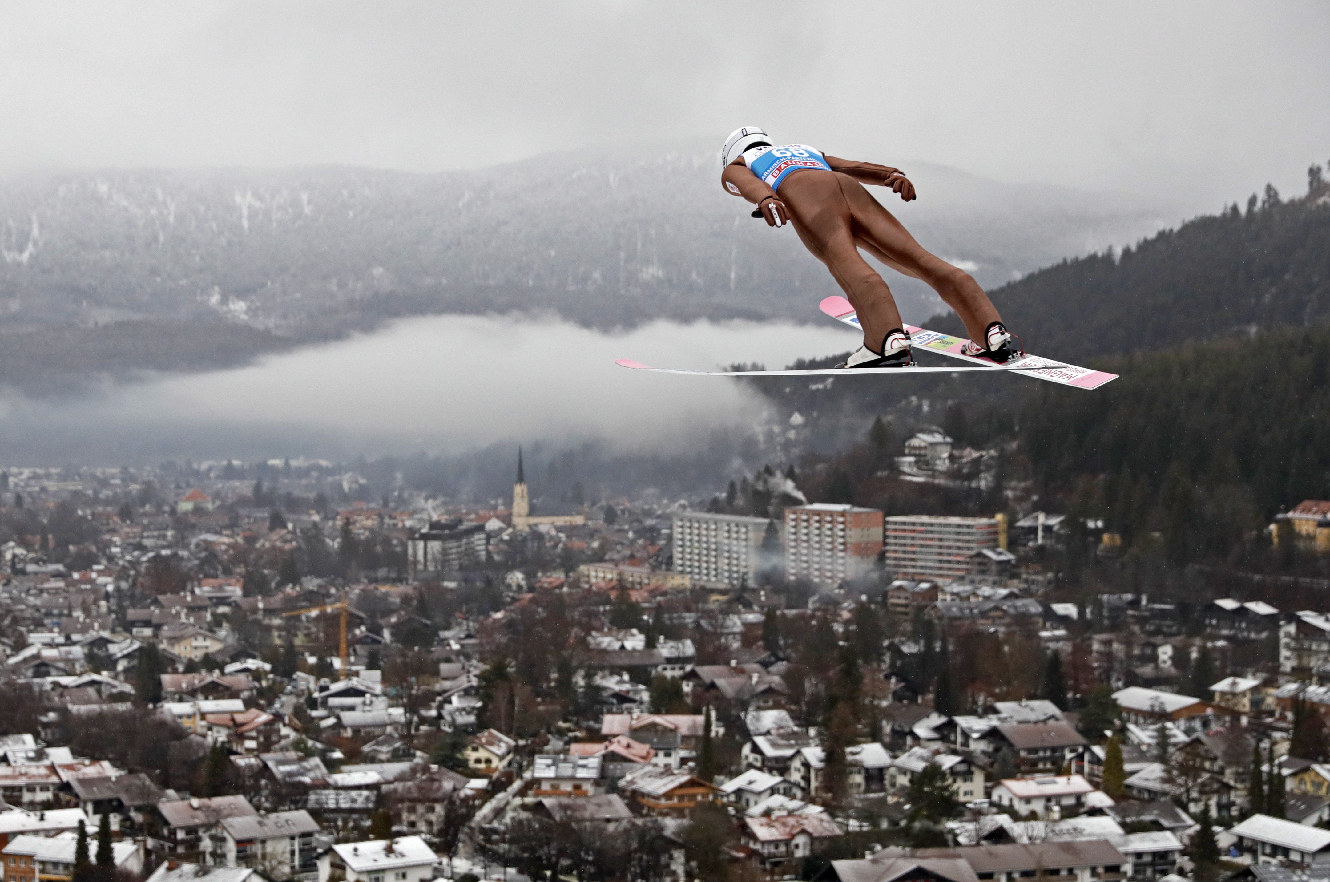 VÍDEO | Kobayashi vuela para llevarse la clásica prueba de saltos de esquí