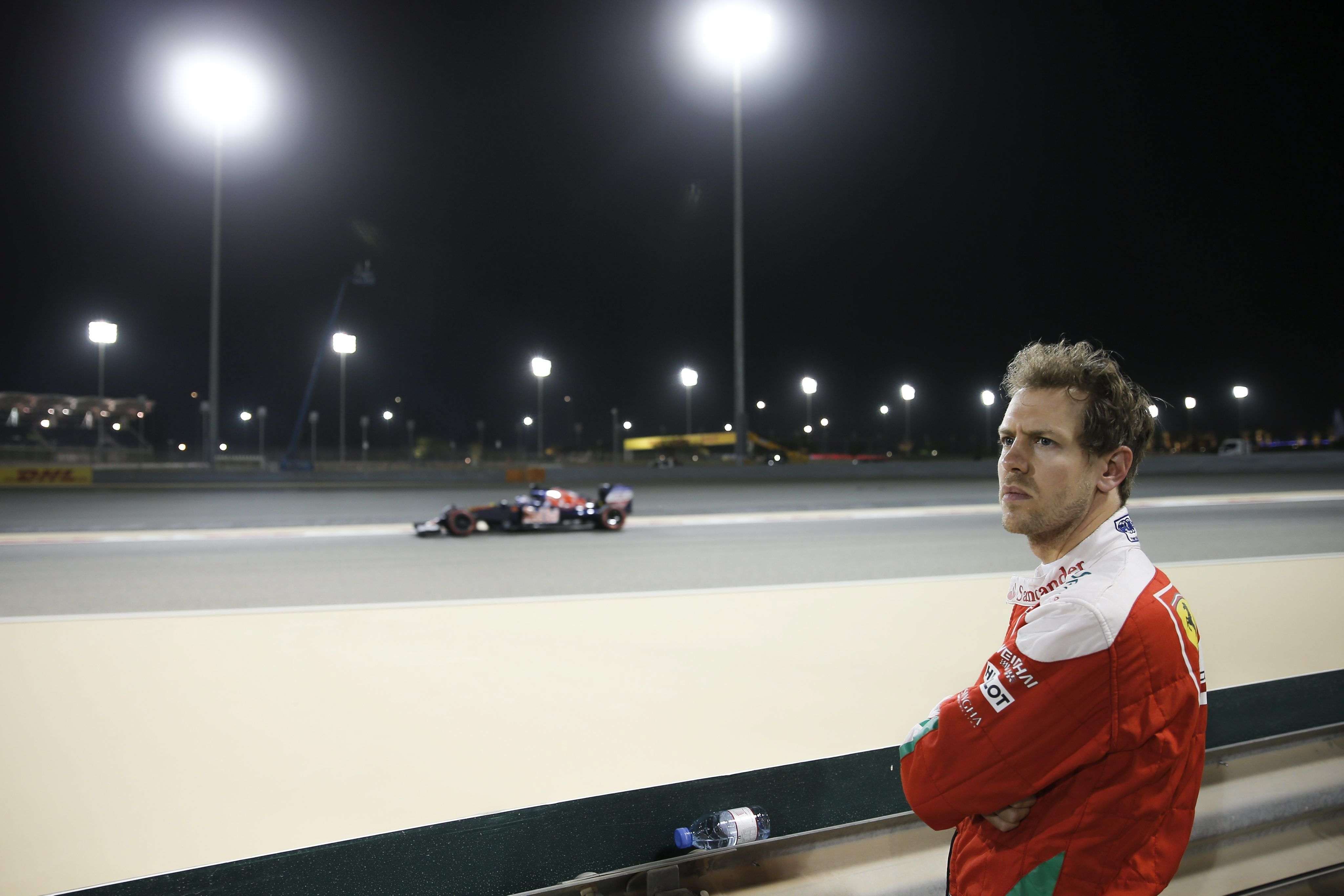 Rosberg guanya entre abandonaments