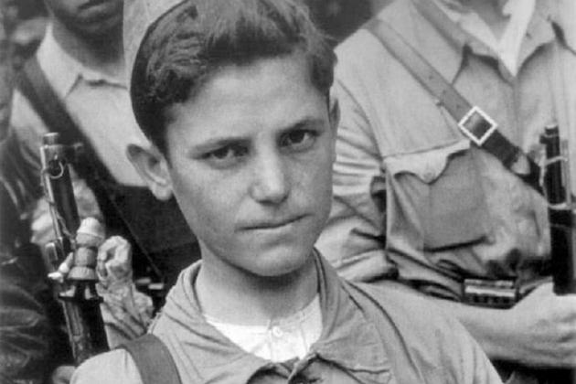Criden a files la darrera Lleva del Biberó. Font Fons Robert Capa Criden a files la darrera Lleva del Biberó. Font Fons Robert Capa
