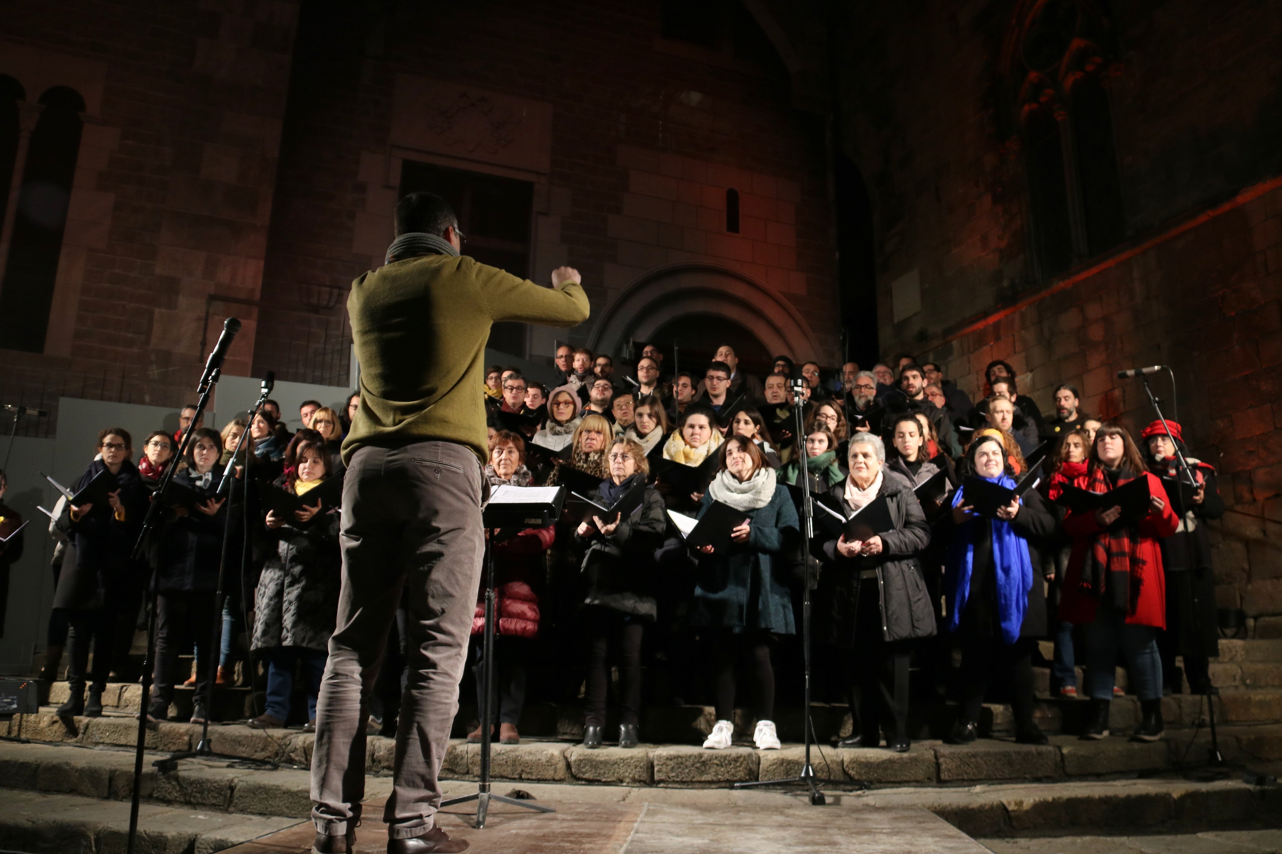 El concierto del Orfeó llena la plaza del Rei de Barcelona, que clama por los presos