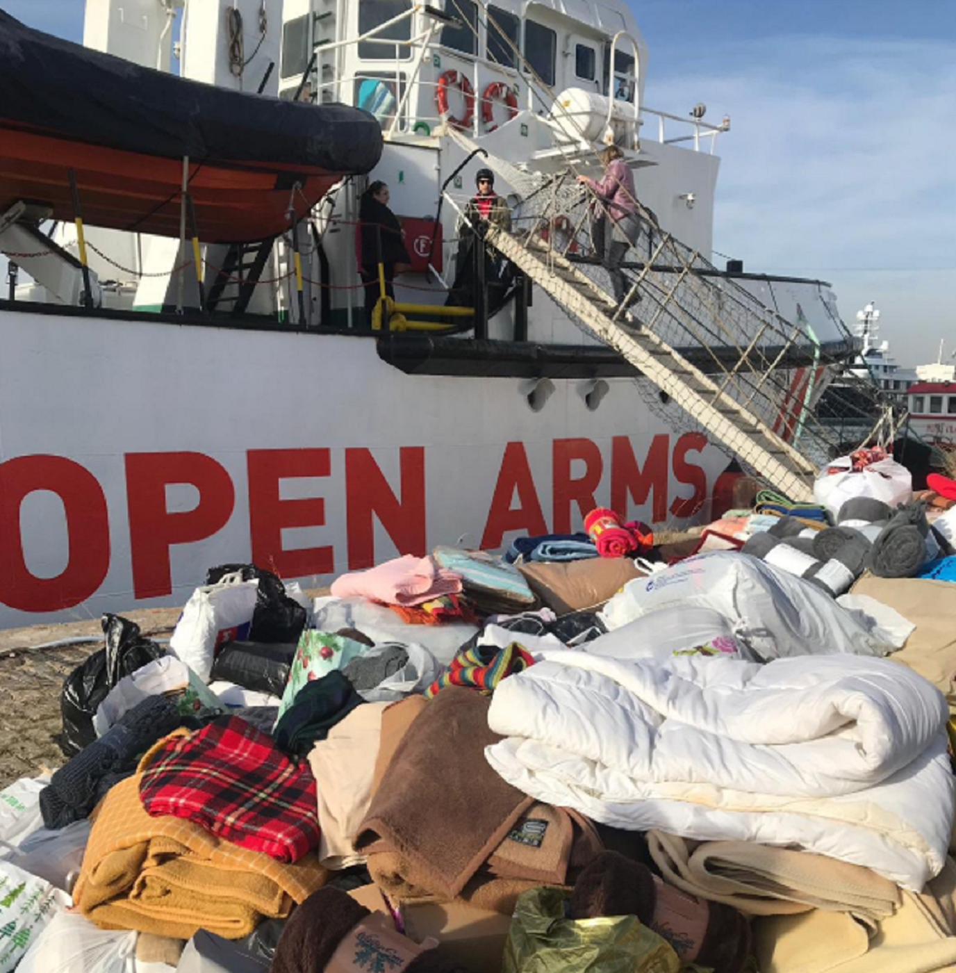 Open Arms rep més de 3.000 mantes per persones rescatades en un allau de solidaritat