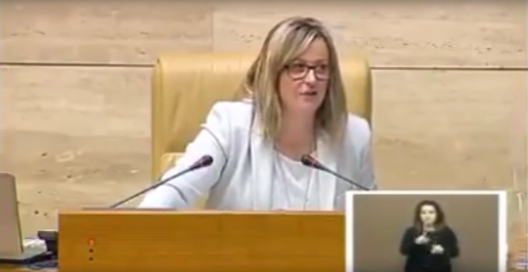Vídeo: L'embolic de la presidenta del Parlament d'Extremadura en una votació