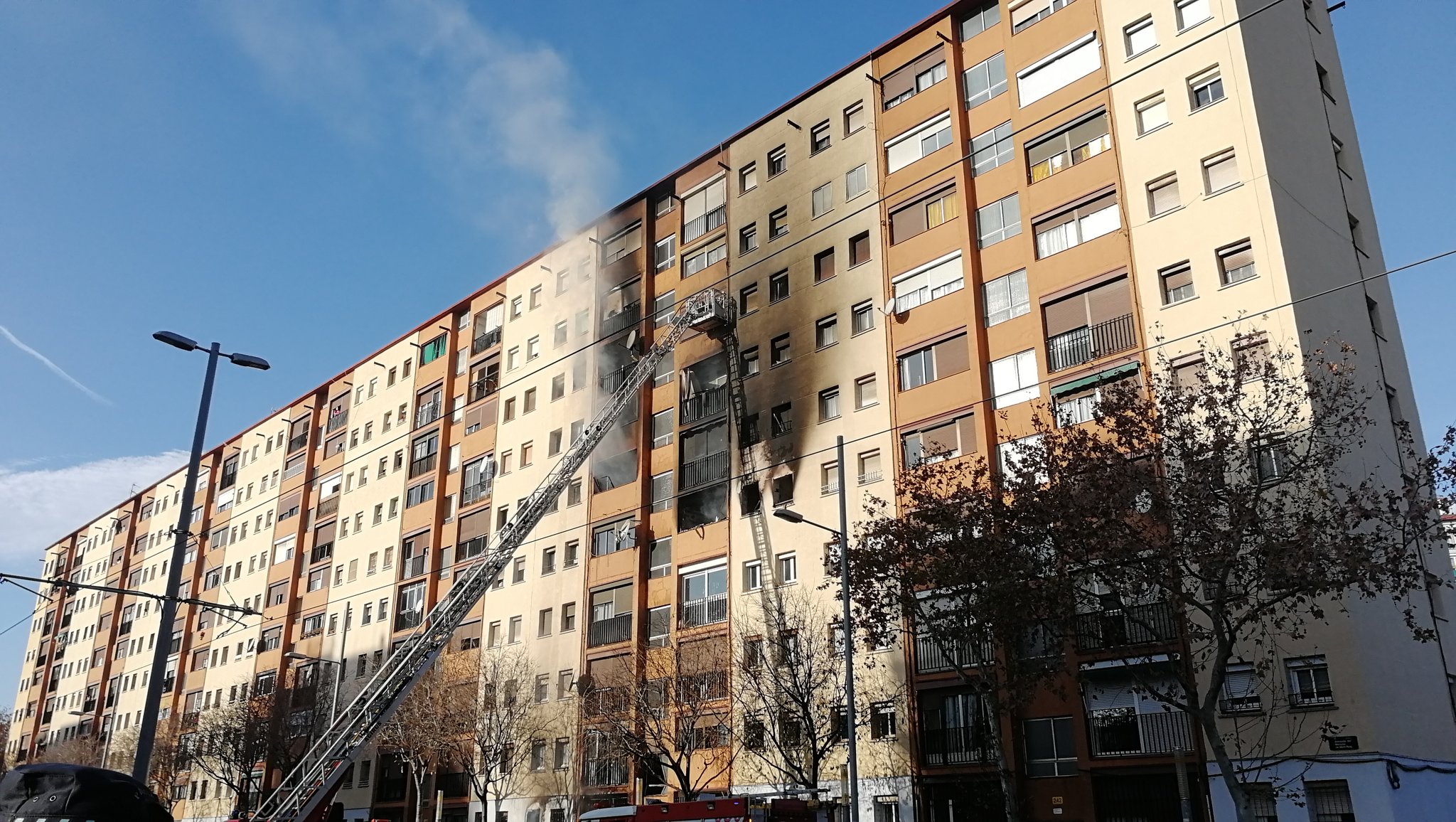 Tres muertos y varios heridos en el incendio de un bloque de pisos de 10 plantas en Badalona