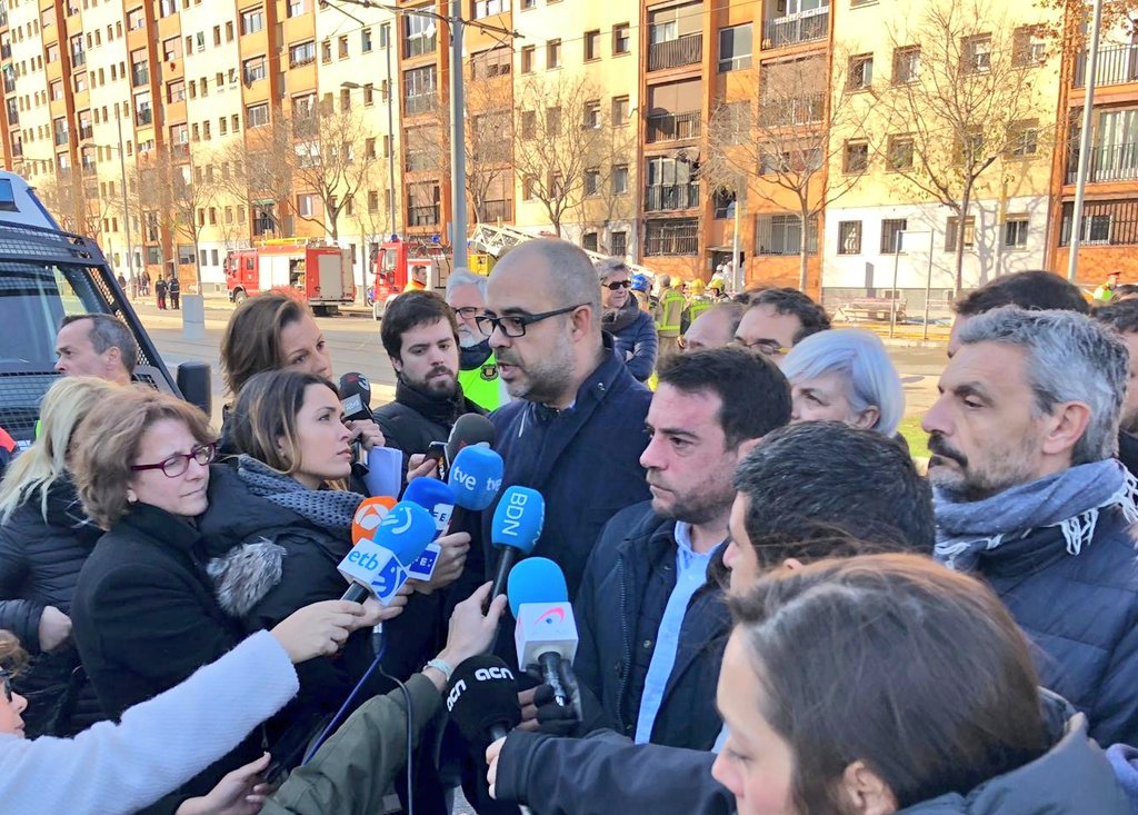 Allau de mostres de suport a les víctimes de l'incendi de Badalona