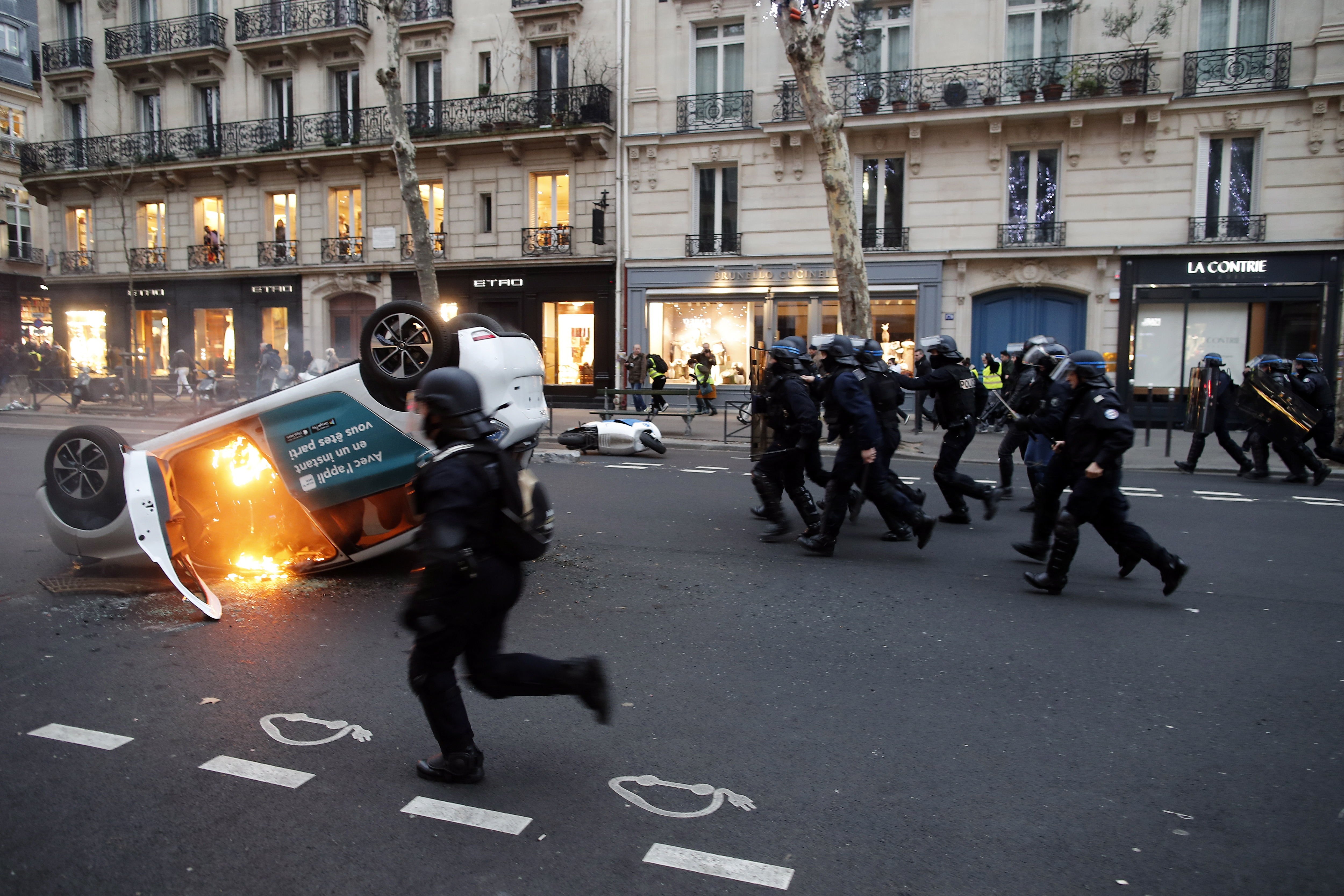 Vídeo: Incidents a París en la vuitena jornada de protesta dels 'armilles grogues'
