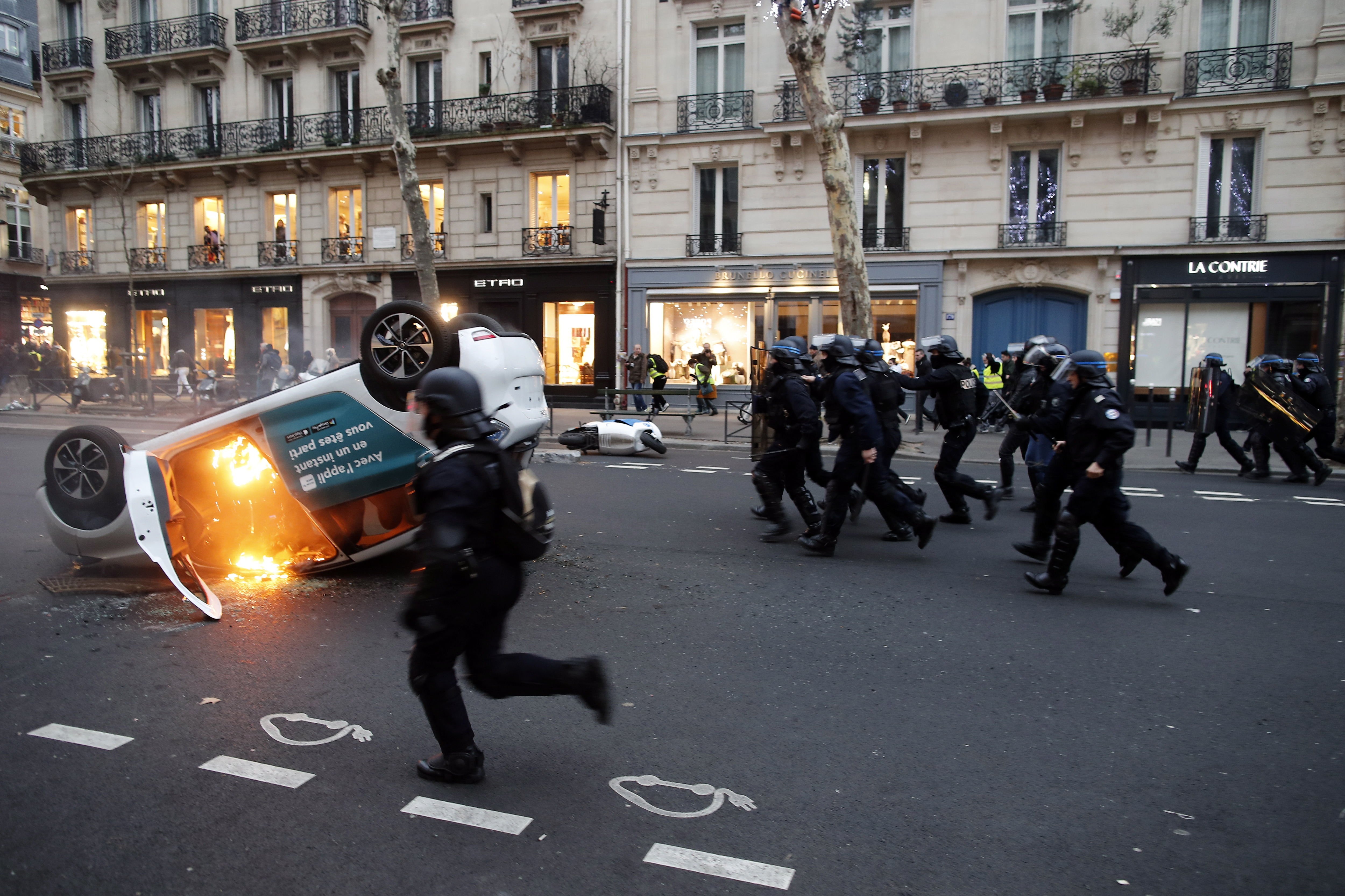 Vídeo: Incidentes en París en la octava jornada de protesta de los 'chalecos amarillos'