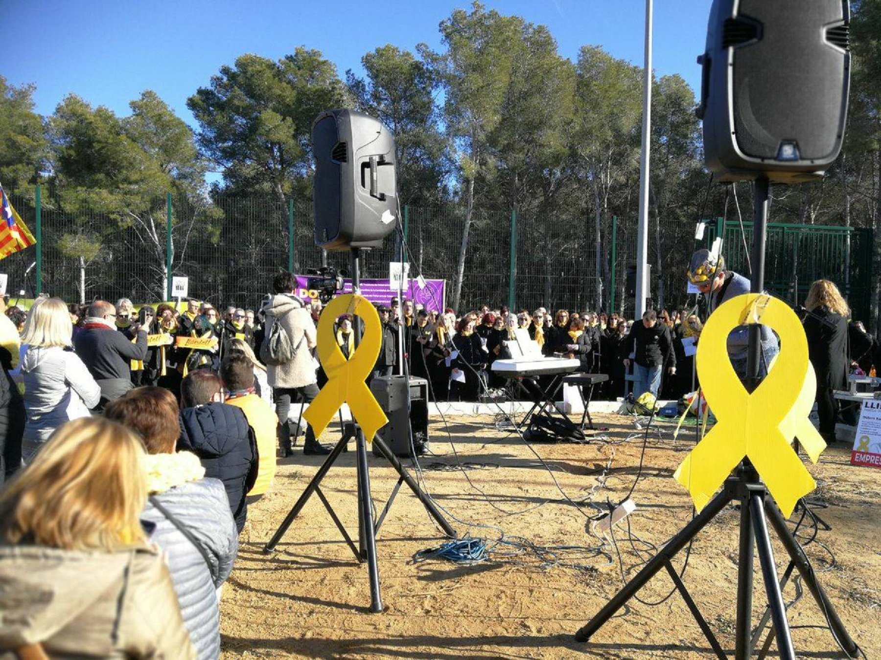 VÍDEO: Multitudinària cantada de gospel per a Carme Forcadell