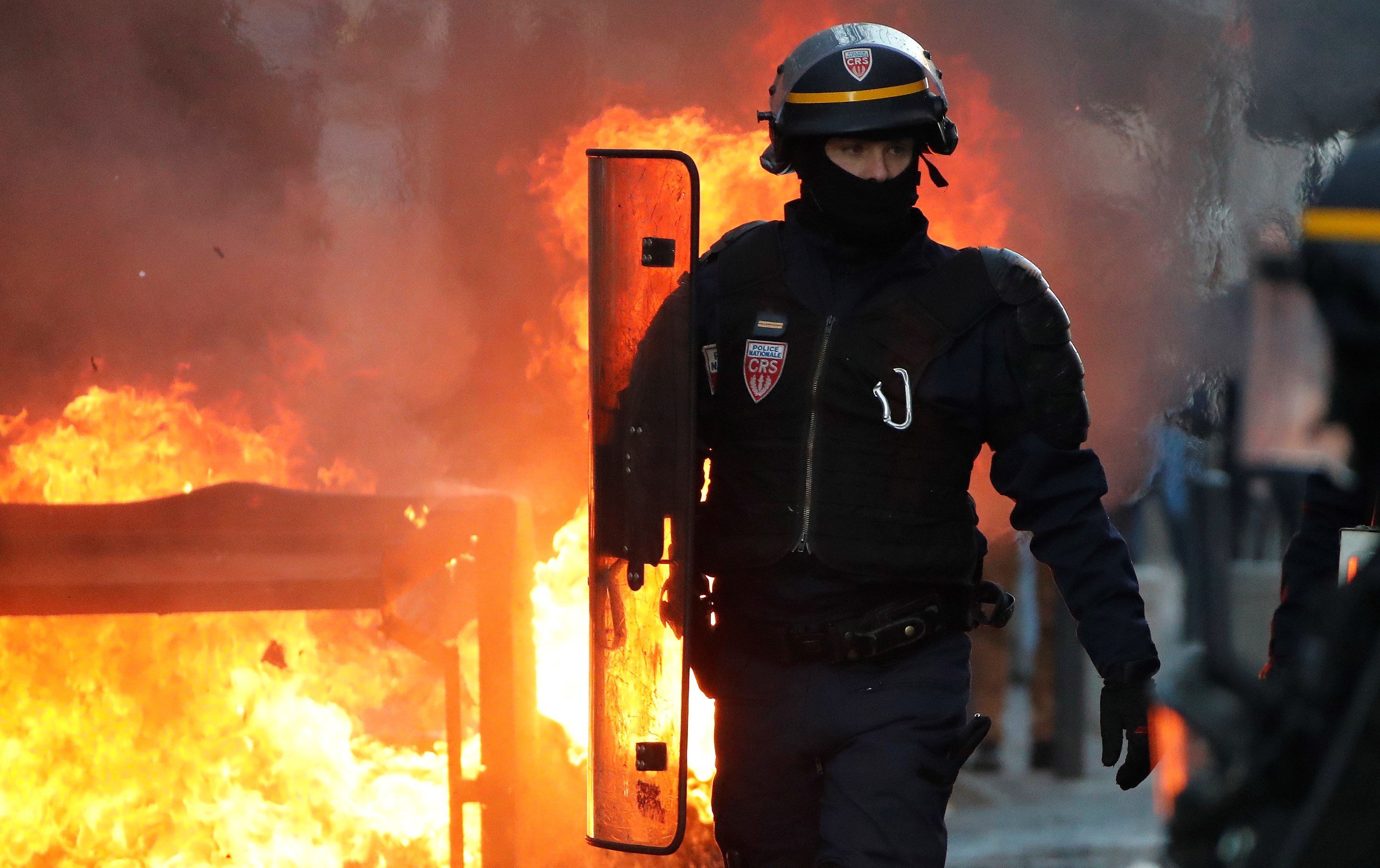 Un centenar de "chalecos amarillos" detenidos en el octavo fin de semana de protestas