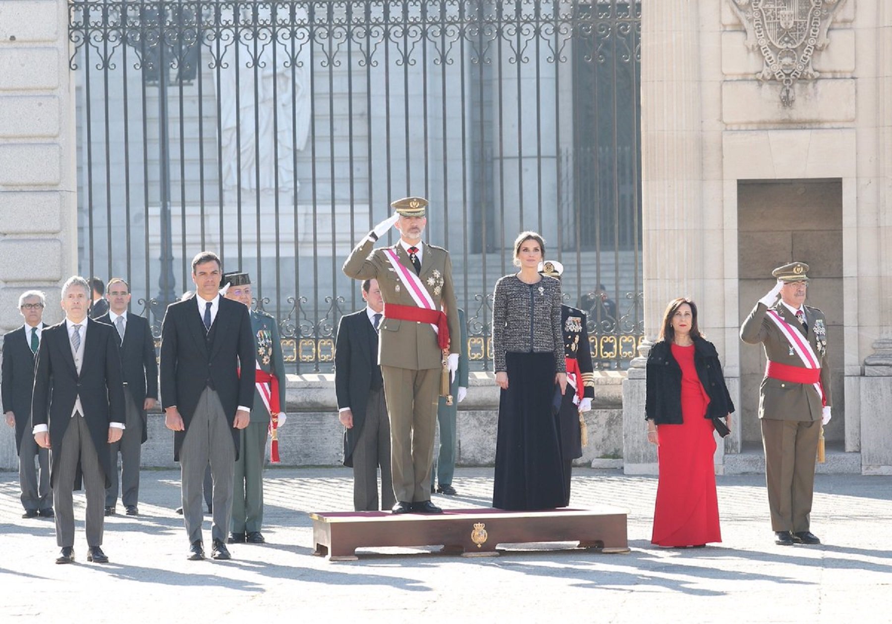 Robles recuerda que el ejército es el "principal garante del orden constitucional"