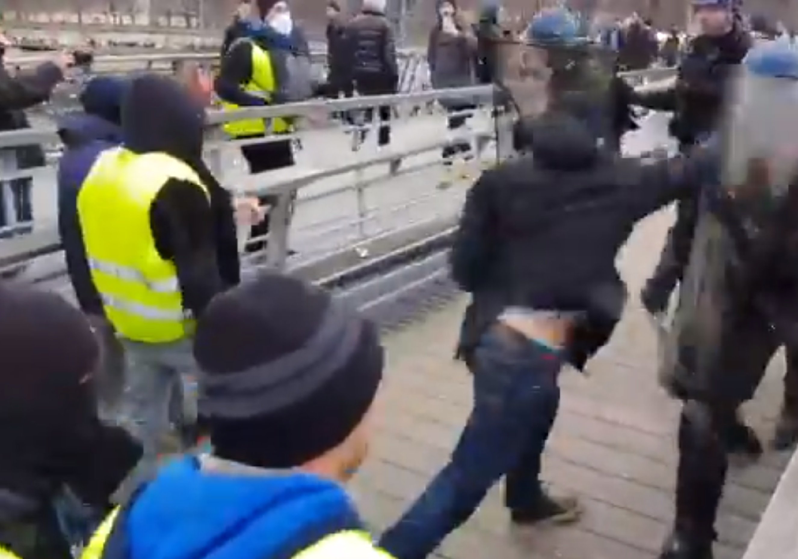 VÍDEO: Un manifestant dels 'armilles grogues' fa retrocedir la policia francesa