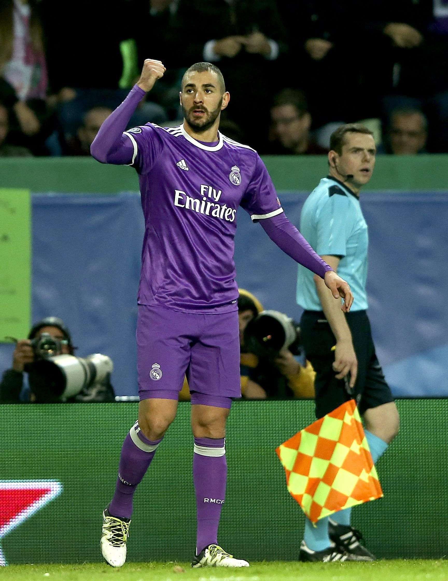 Benzema salva y clasifica al Madrid (1-2)