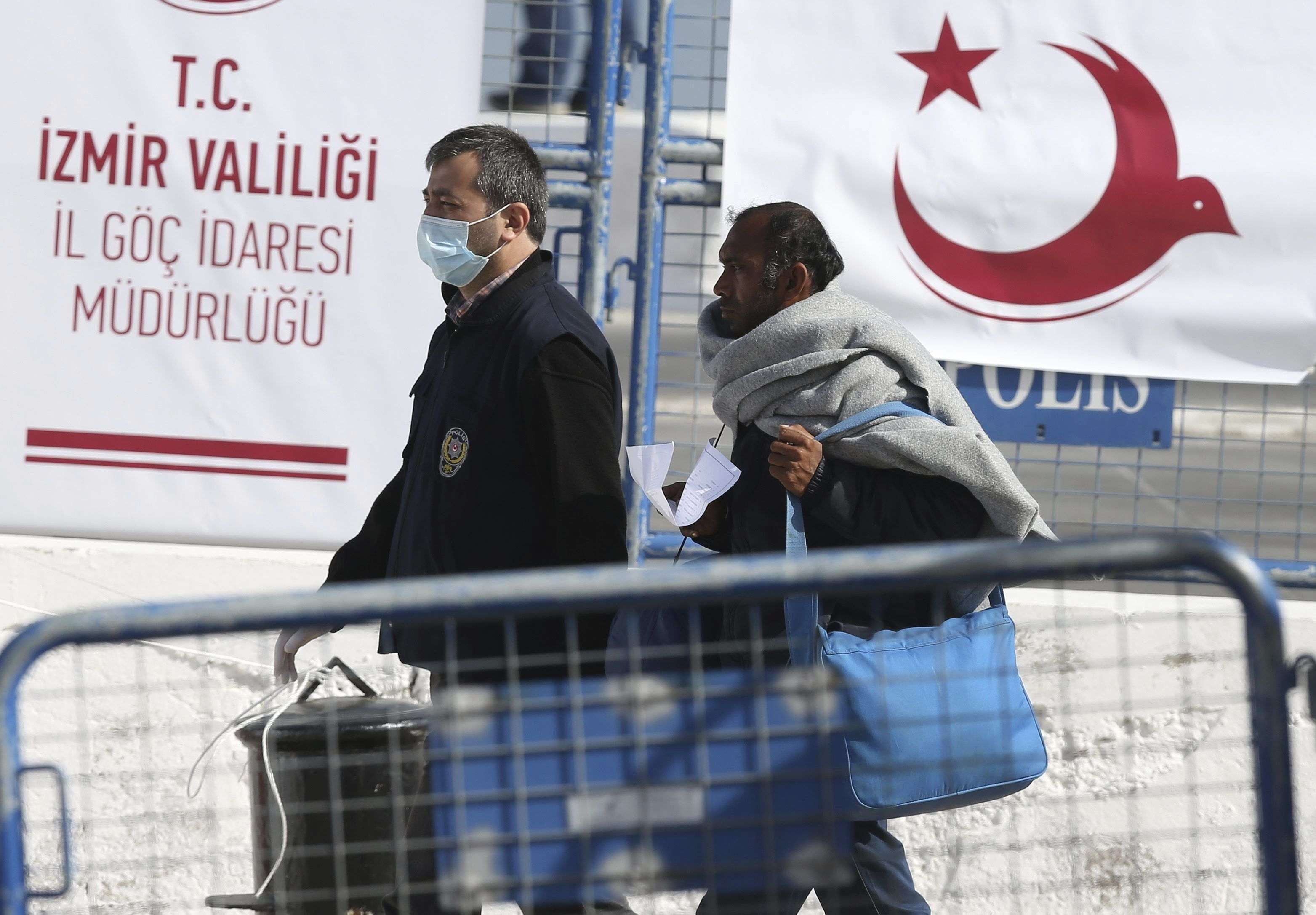 Arriben els primers refugiats deportats a Turquia