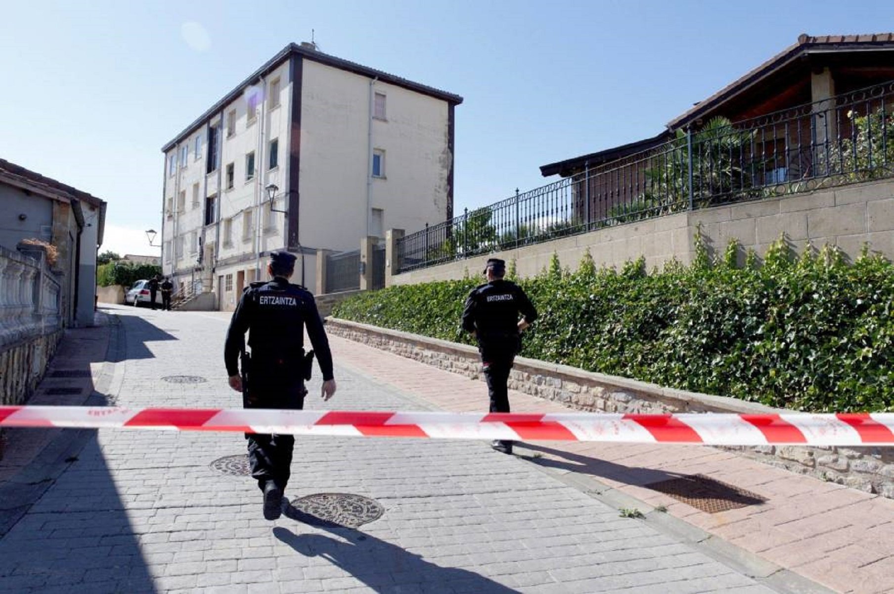 Un expolicia nacional va disparar contra la llar d'una família abertzale