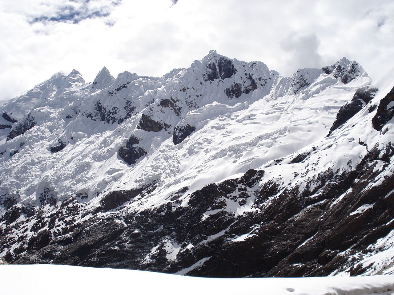 Tres catalanes y un peruano mueren en una avalancha en Perú