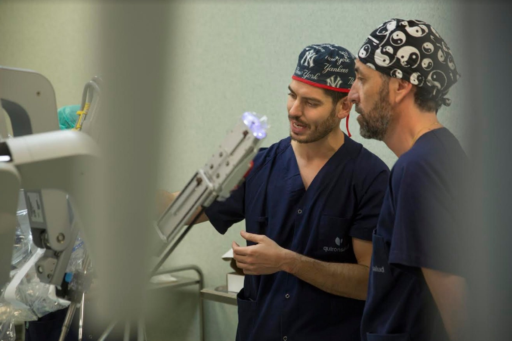 Quirónsalud Barcelona realiza una cirugía robótica transoral para tratar el síndrome de Eagle