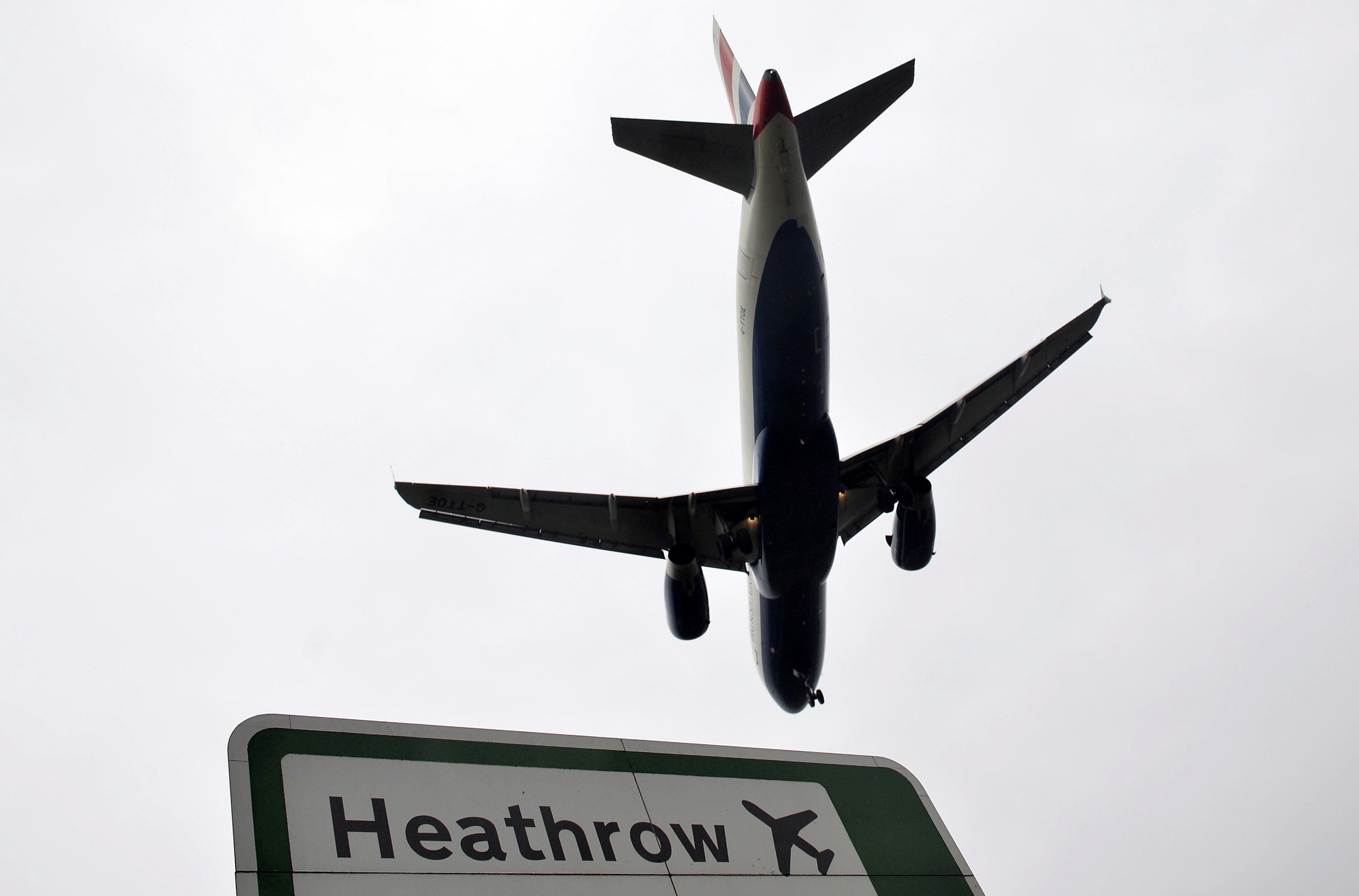 El aeropuerto de Heathrow suspende sus vuelos por culpa de un dron