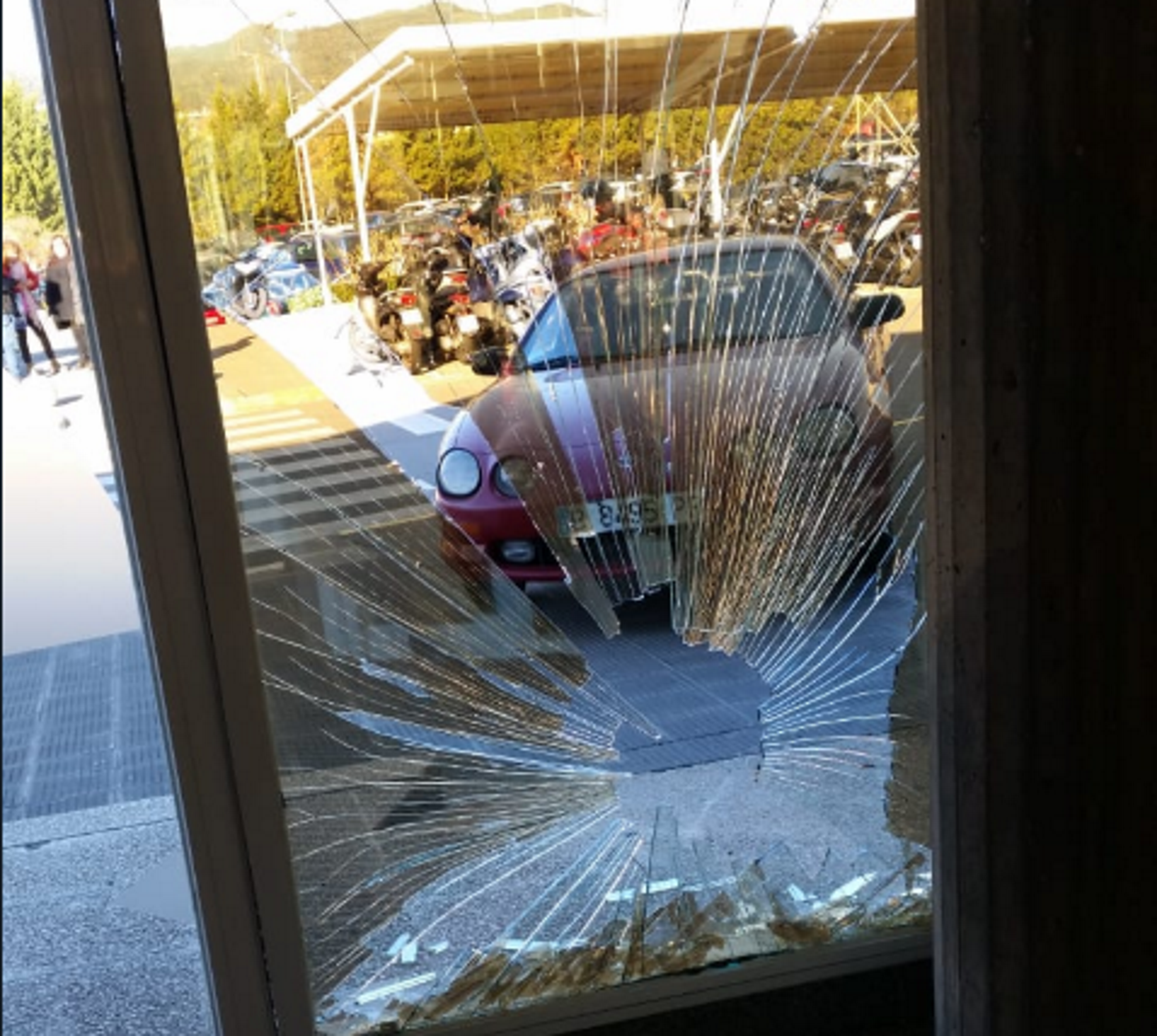 Un individuo estampa su coche contra la puerta de TV3