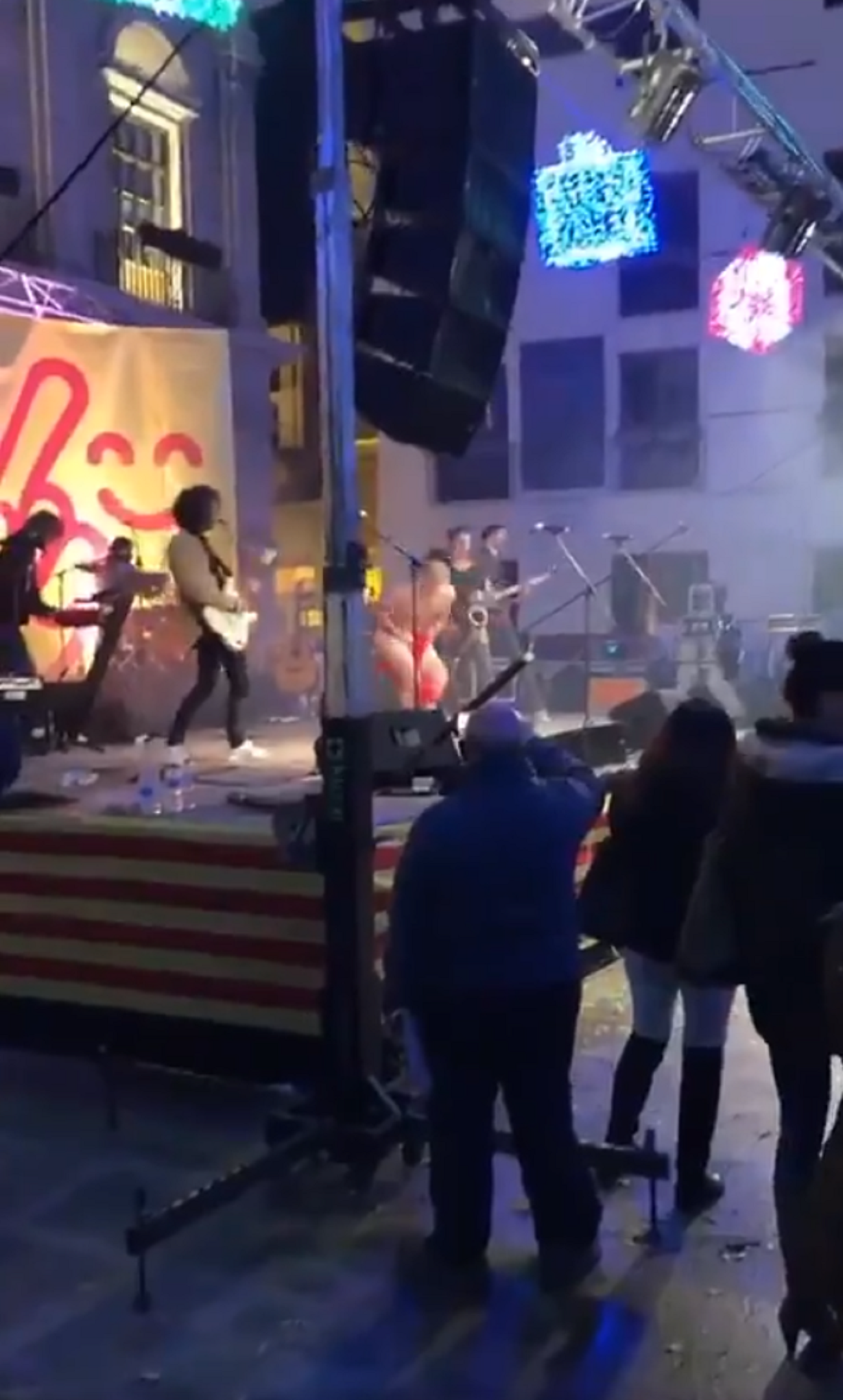 Vox denuncia al cantante del grupo Pepet i Marieta por "exhibicionismo" en un concierto