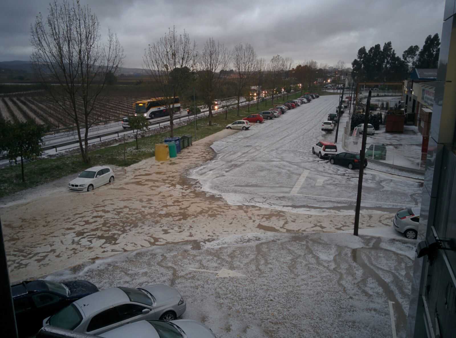 Aguaceros con piedra, tornados, viento, mala mar y frío