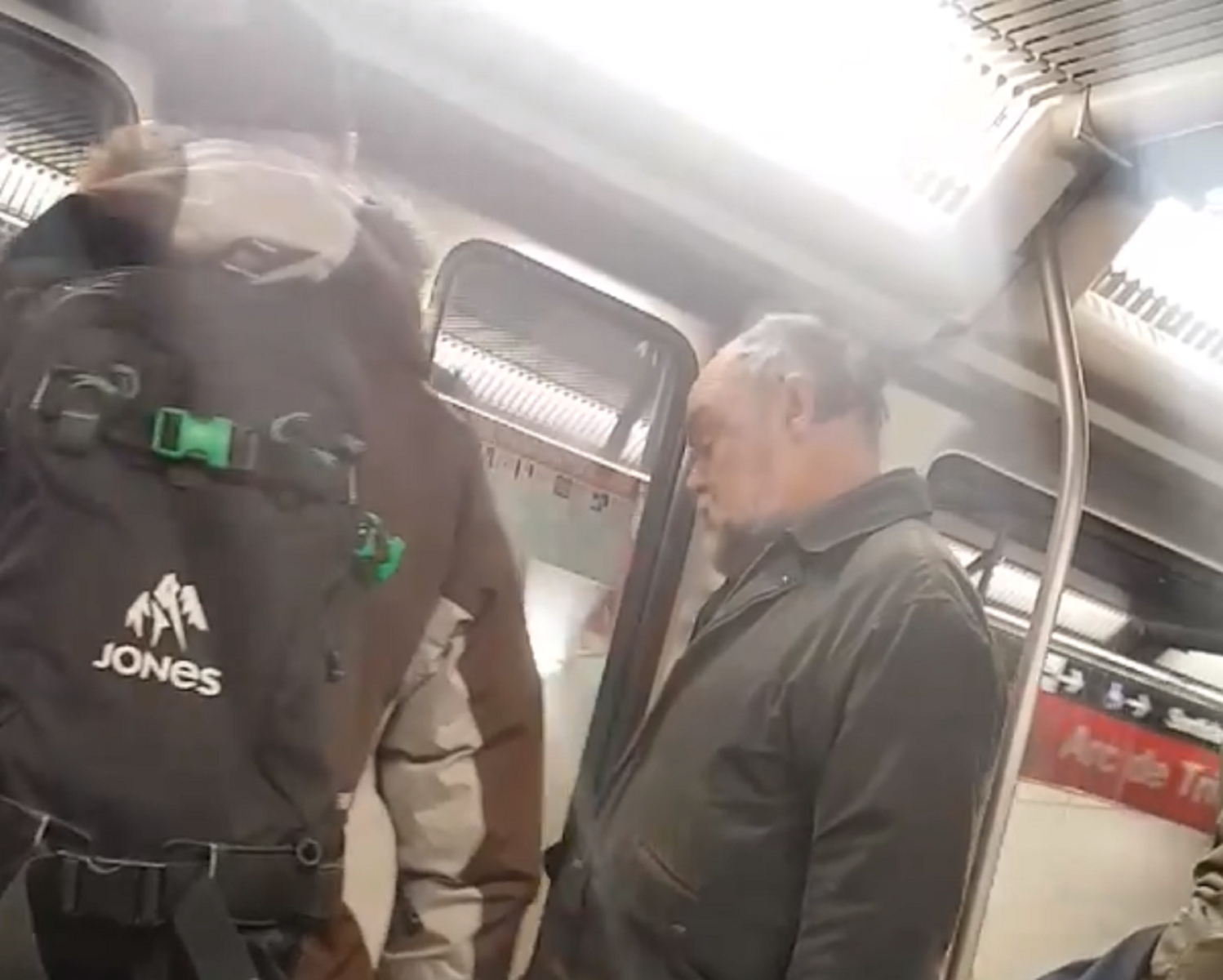 VÍDEO: Agresión racista en el metro de Barcelona: "Ahora os pondrán a caldo"
