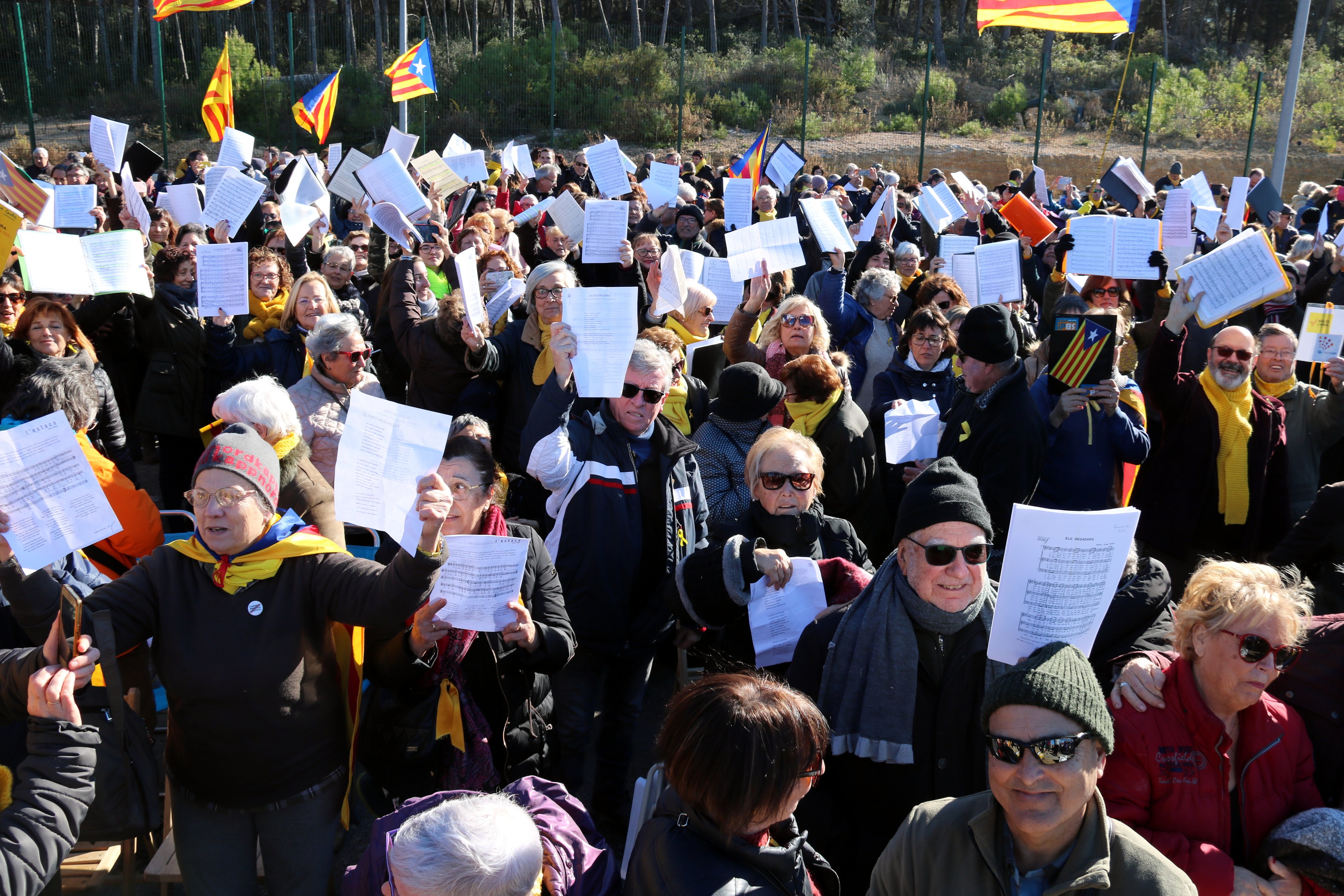 Choral group Orfeó Català sings to jailed Catalan speaker Carme Forcadell