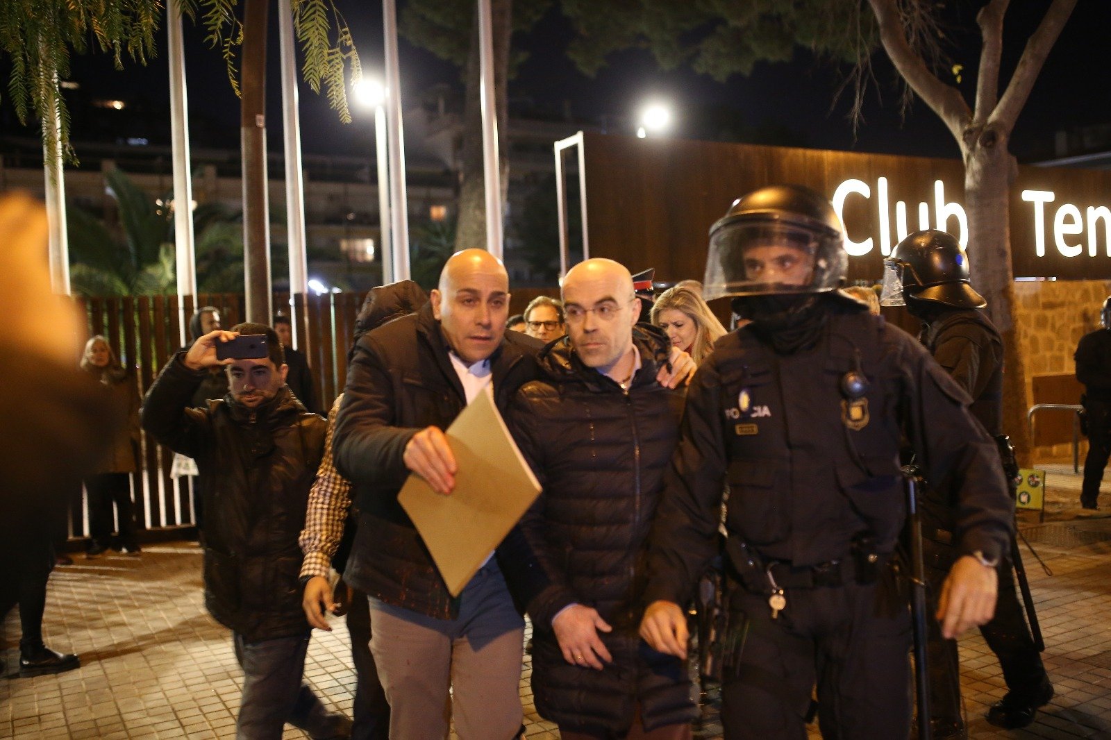 La manifestació antifeixista boicoteja l'acte de Vox a Sant Gervasi