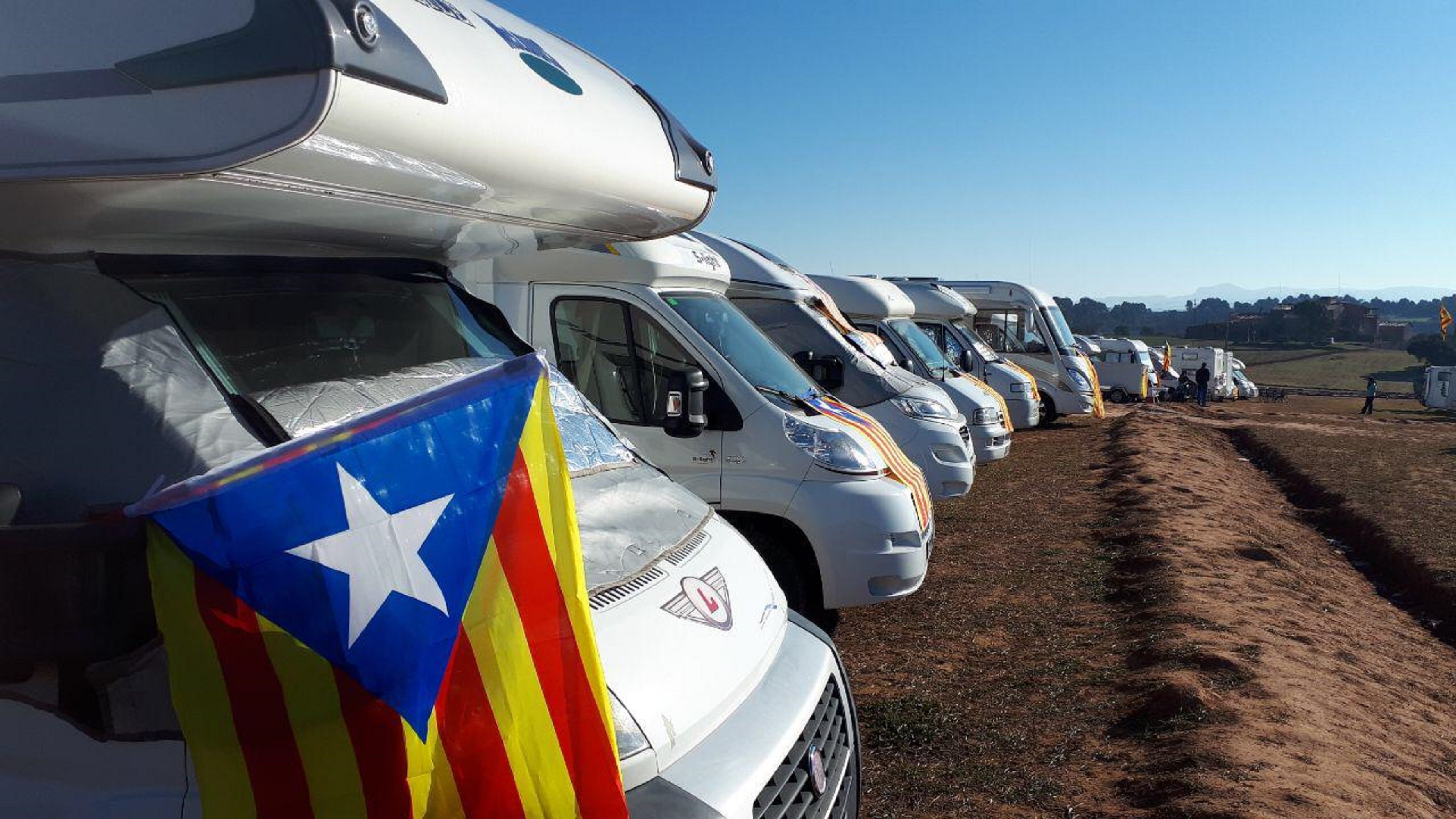 Despliegue de autocaravanas ante la prisión de Lledoners