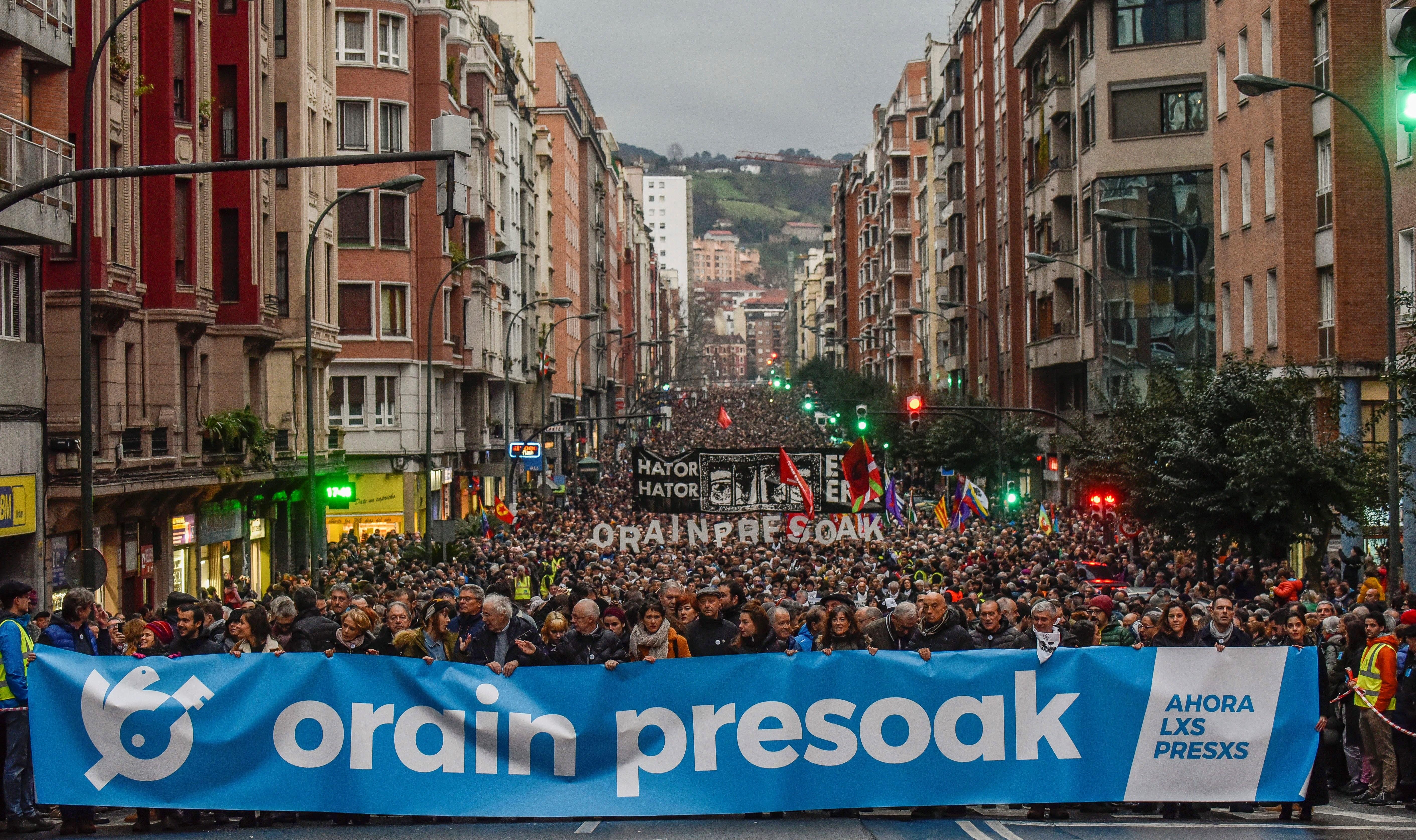 Manifestación multitudinaria en Bilbao por el fin de la dispersión de los presos de ETA