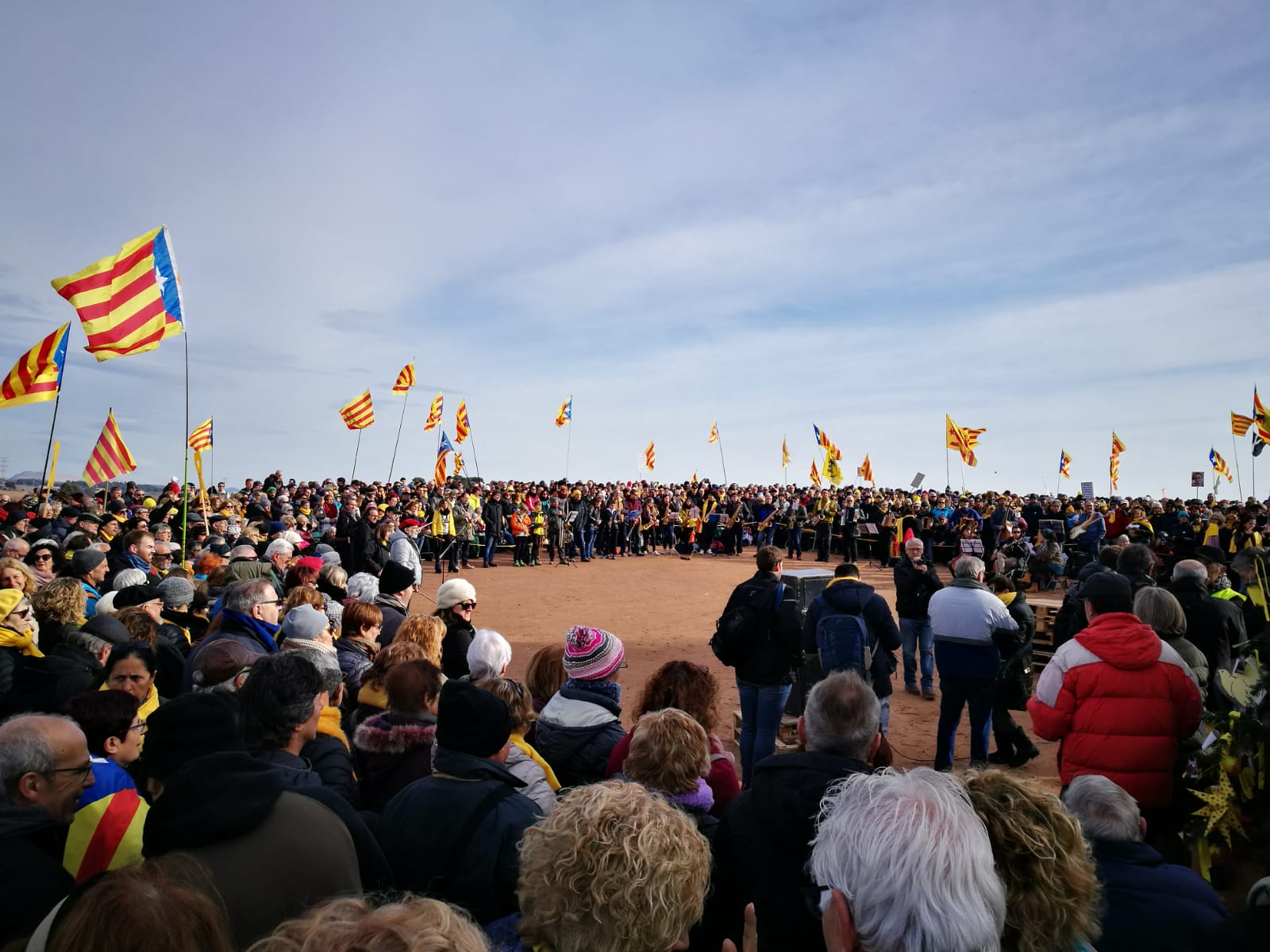 Preparen un enlairament de globus per acomiadar els presos