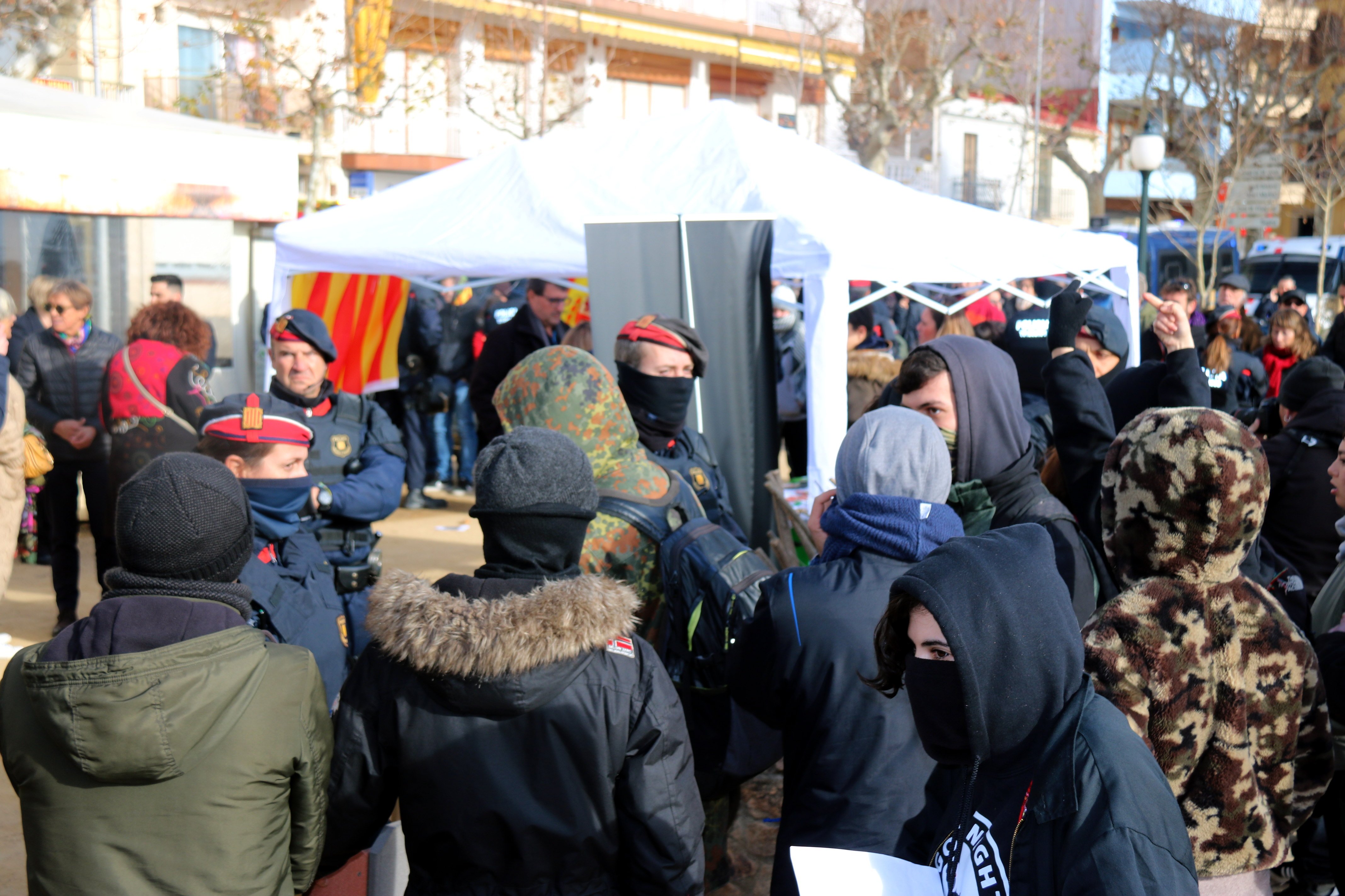 Enfrentamientos en Blanes por una carpa del partido ultra Vox