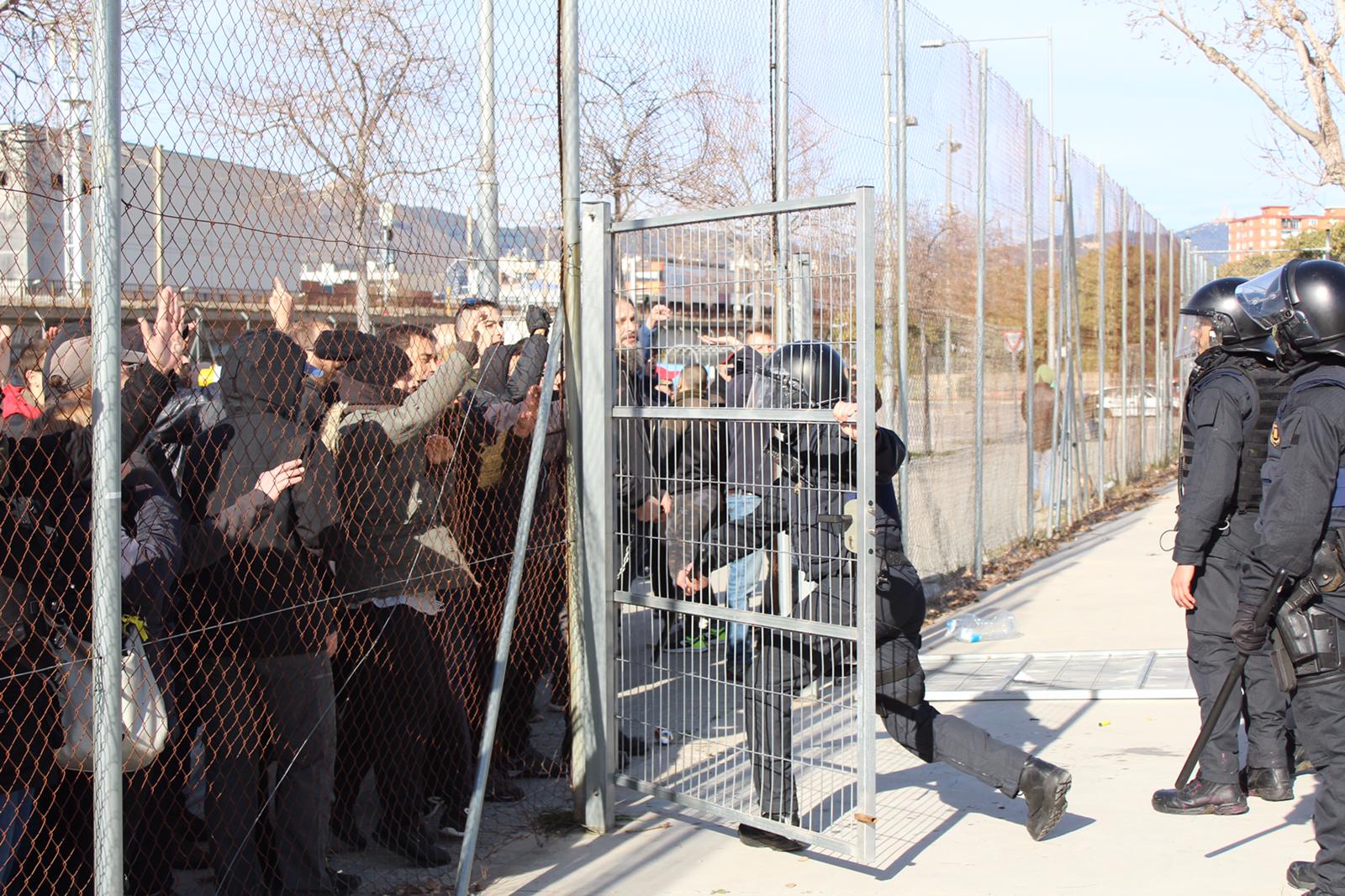 Vídeo: Els Mossos dispersen una protesta contra Vox a l’Hospitalet
