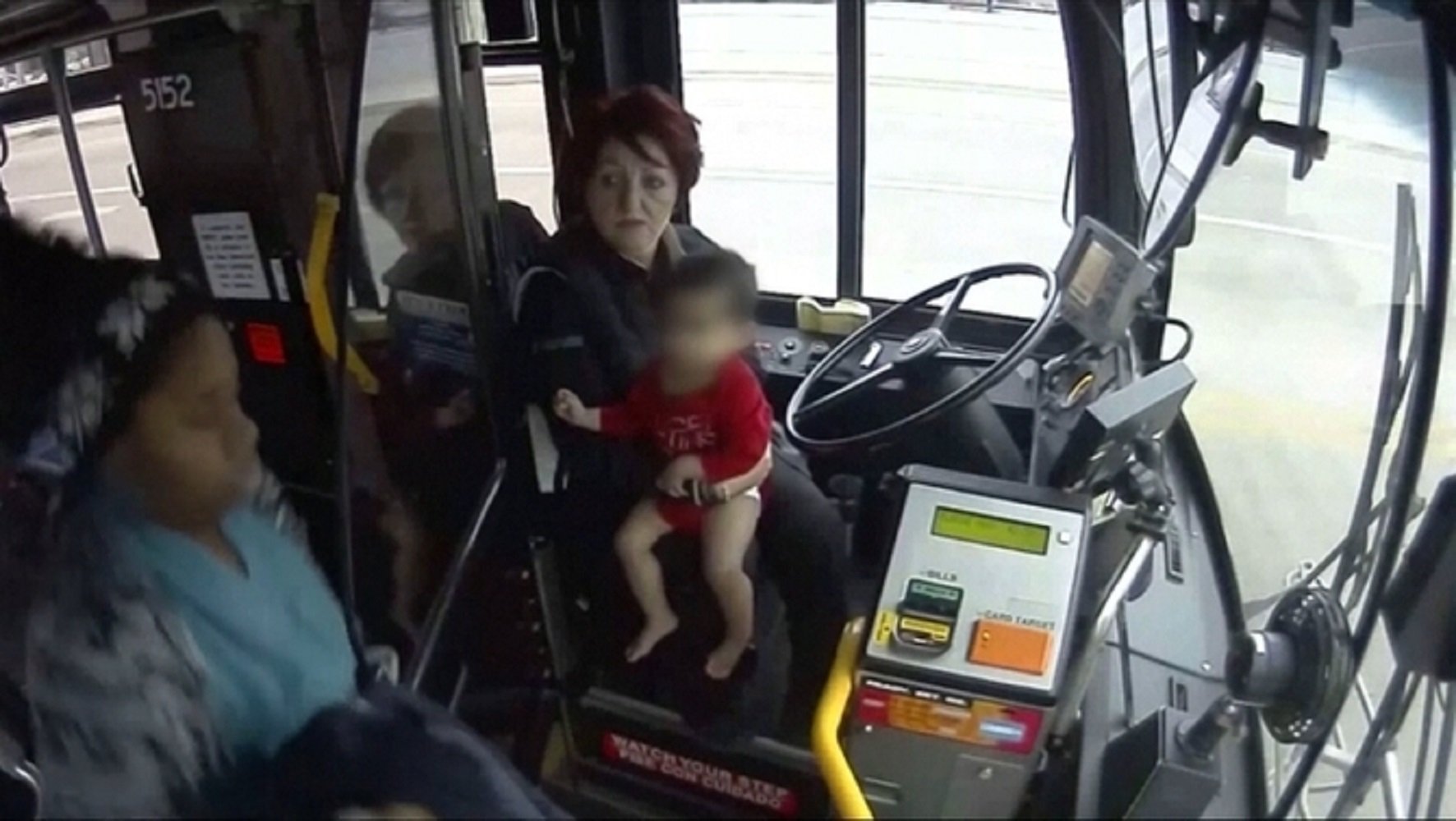 Una conductora d'autobús recull un nen sol i descalç en un carrer glaçat