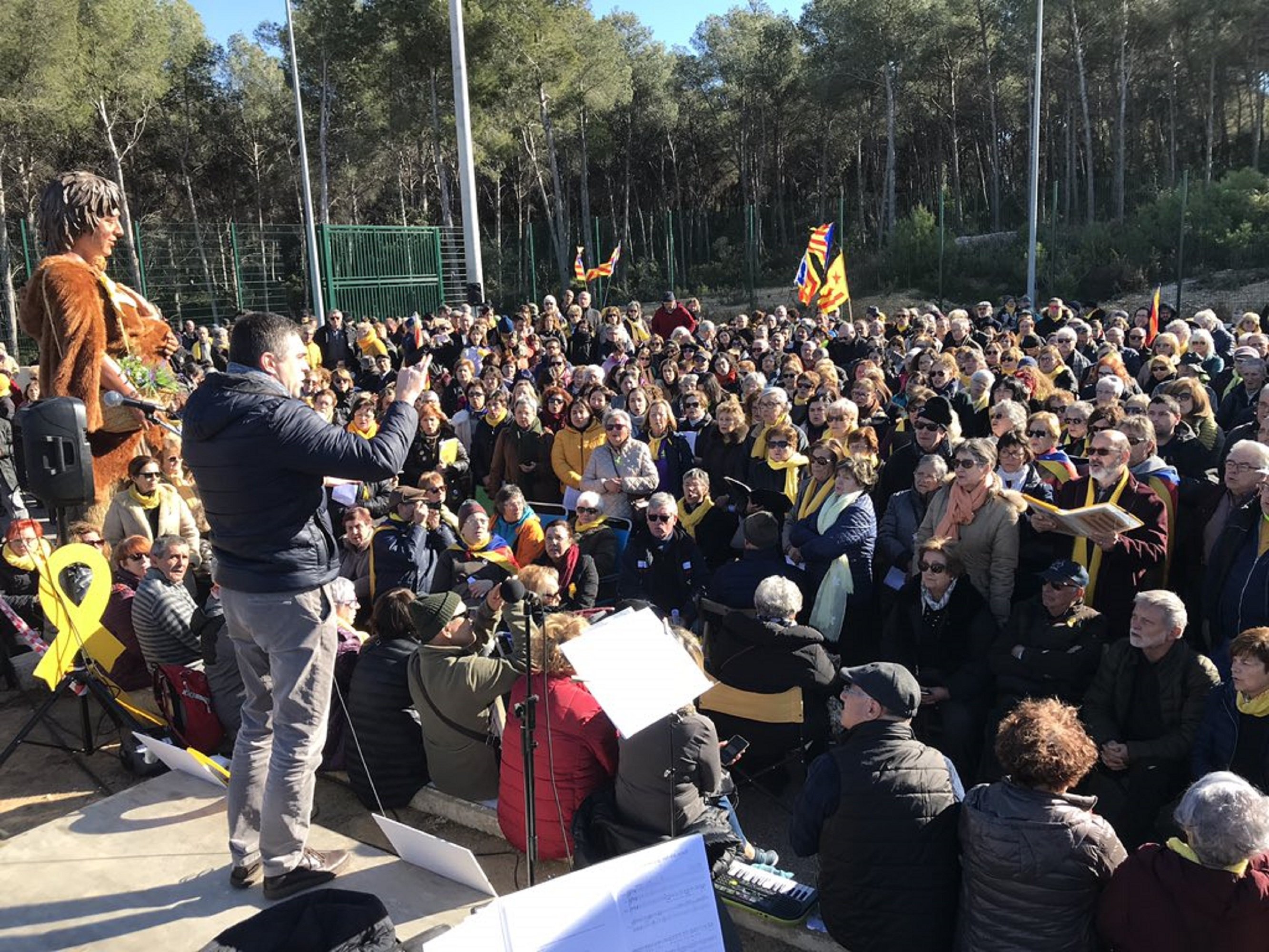 Trescientas personas cantan el 'Carmina Burana' a Forcadell