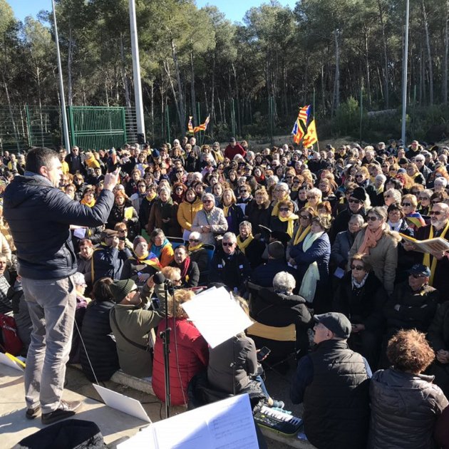 Three hundred voices sing 'Carmina Burana' to jailed Catalan leader Forcadell
