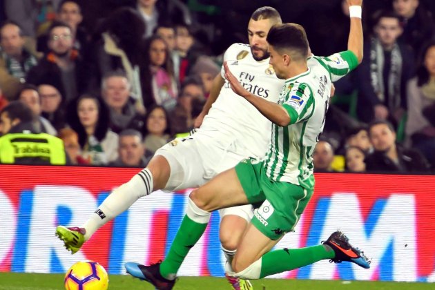 Benzema Marc Bartra Betis Real Madrid EFE