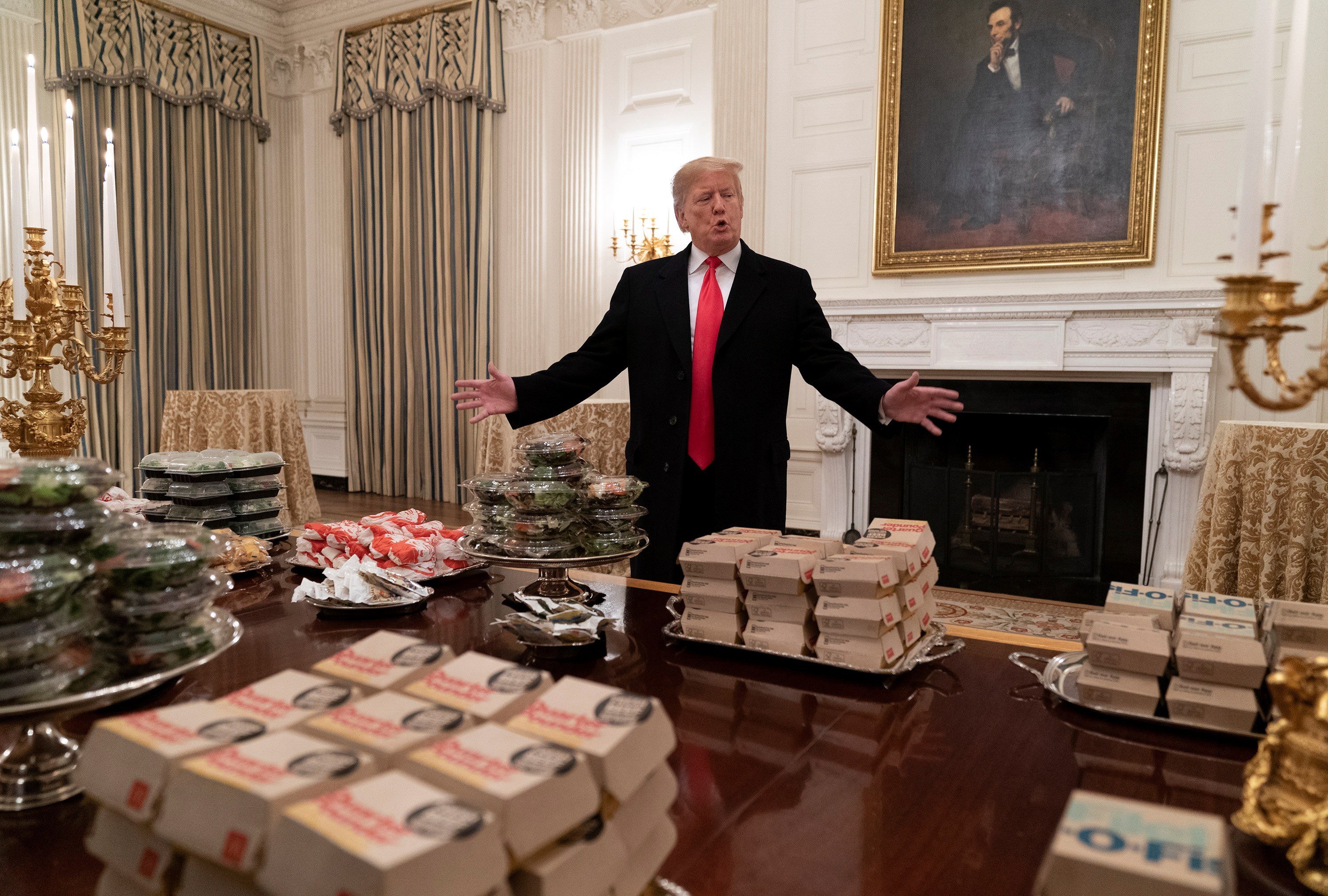 Trump compra mil hamburguesas entre comentarios machistas