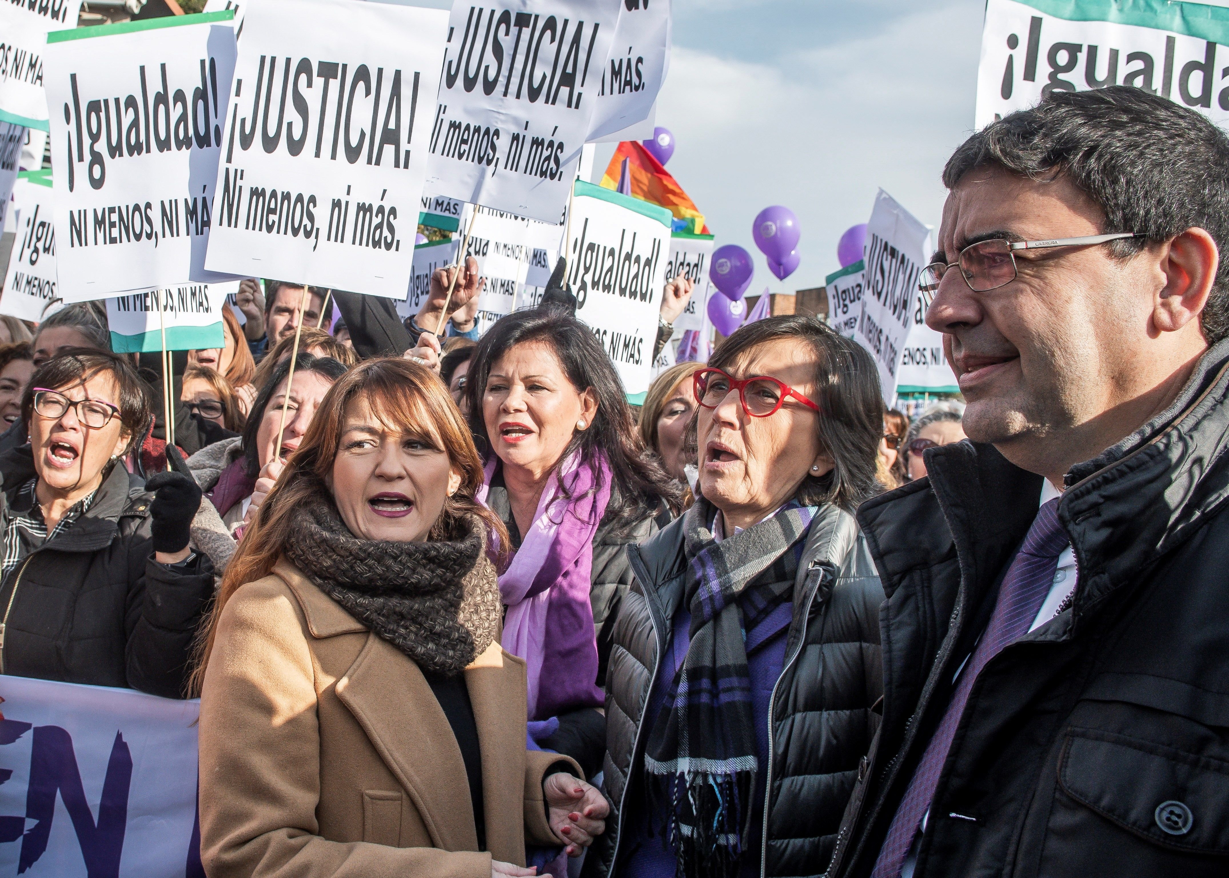 Multitudinària concentració davant del Parlament andalús al crit de "fora feixistes"