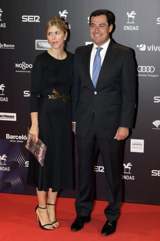 Juanma Moreno y esposa GTRES