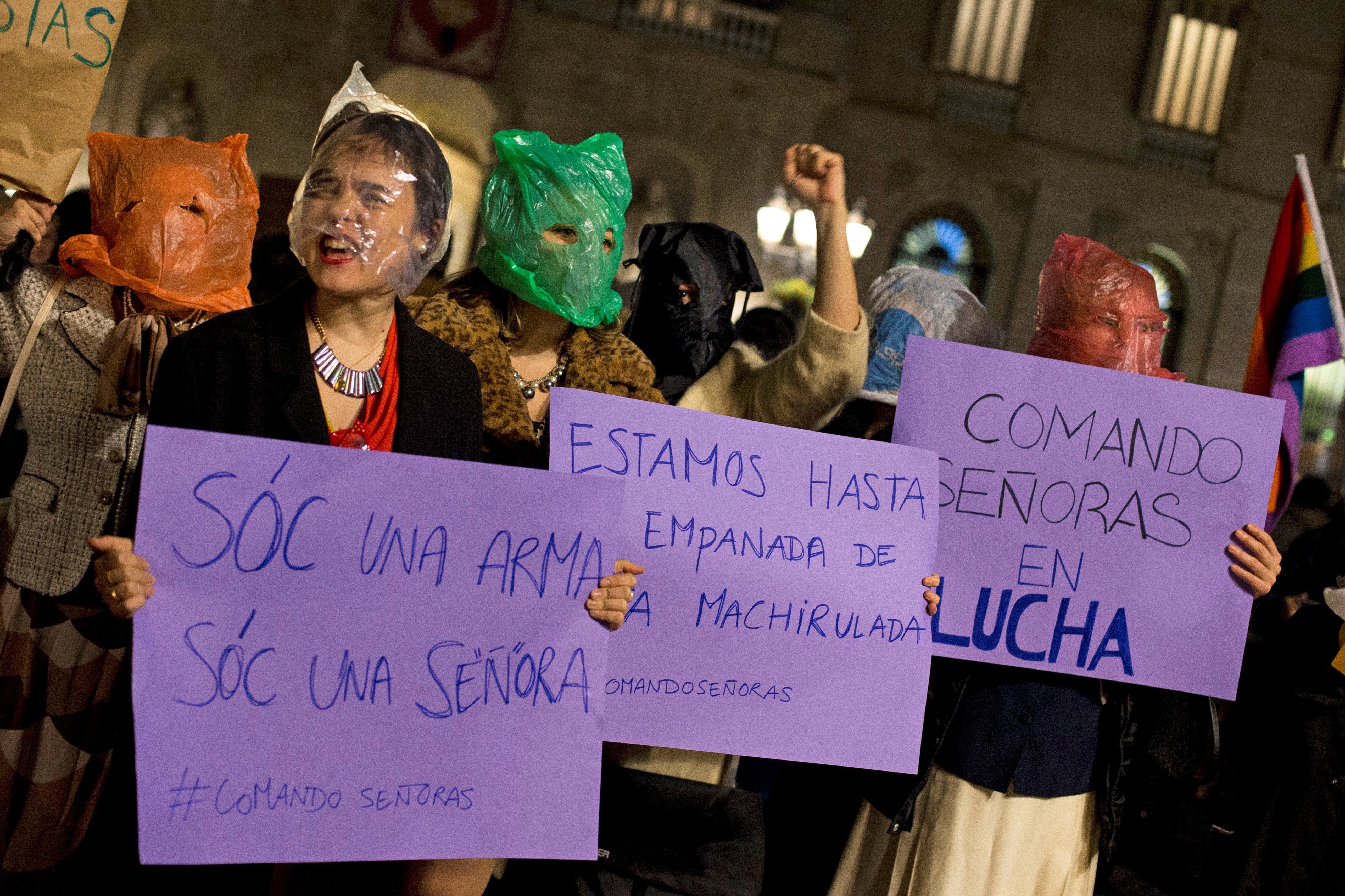 Concentración en plaza Sant Jaume en apoyo a las mujeres andaluzas ante la irrupción de Vox