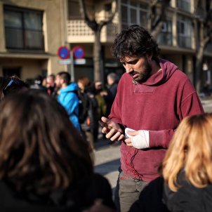 Ignasi Sabater mà embenada Carles Palacio