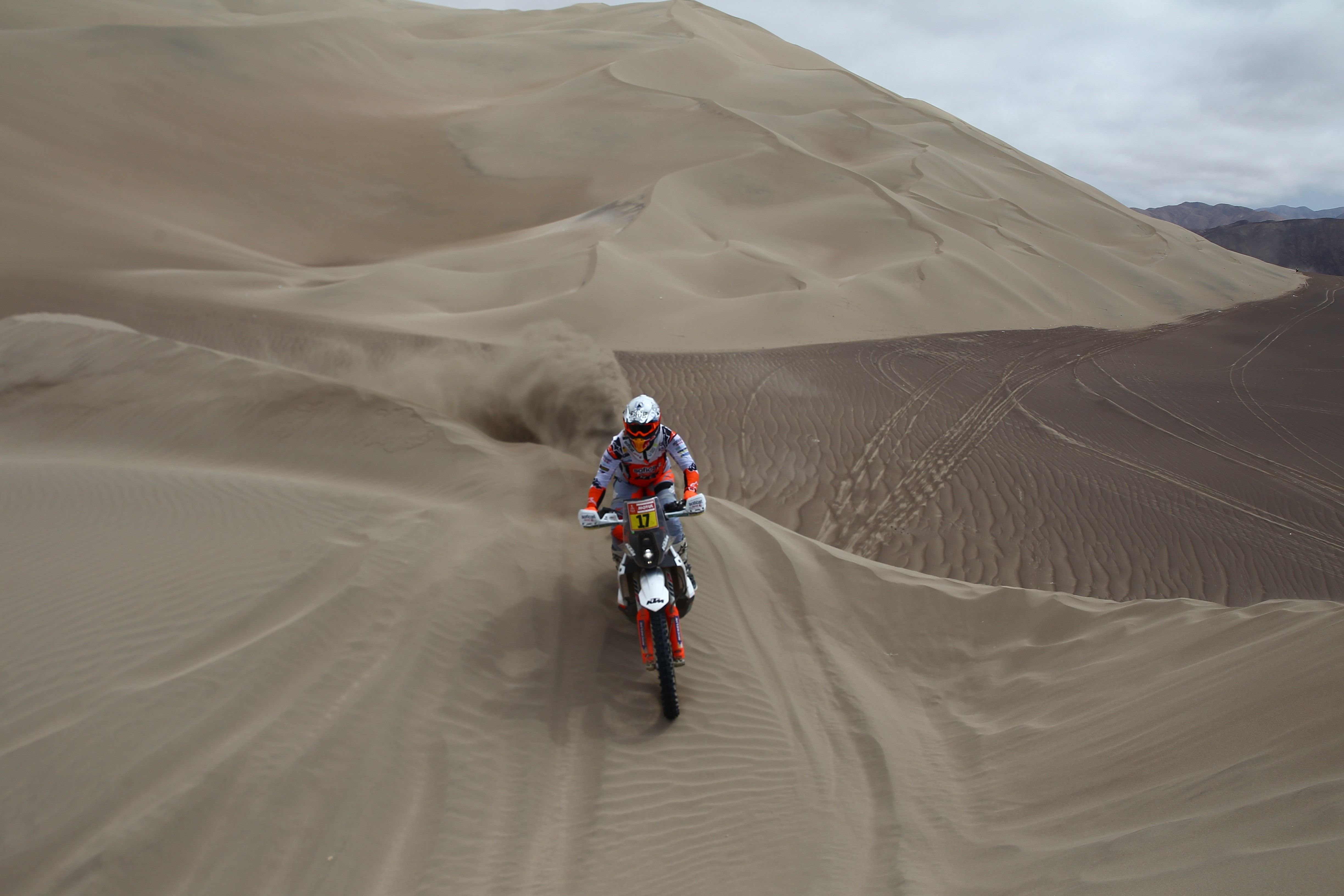 Etapa 9: Nani Roma, Oriol Mena y Laia Sanz se consolidan en el Dakar