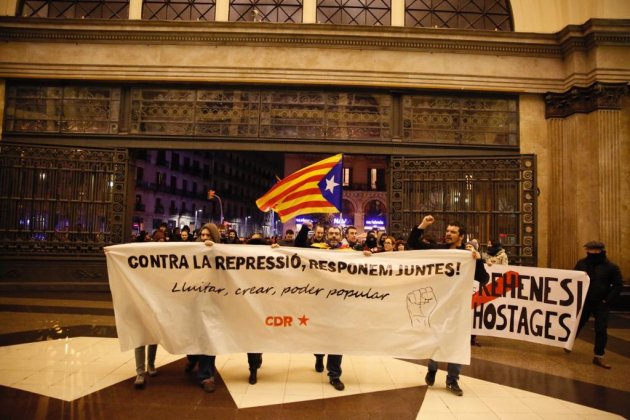ELNACIONAL Manifestants Barcelona Estacio FRança tall vien - Sergi Alcàzar