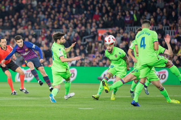 coutinho barça llevant copa EFE