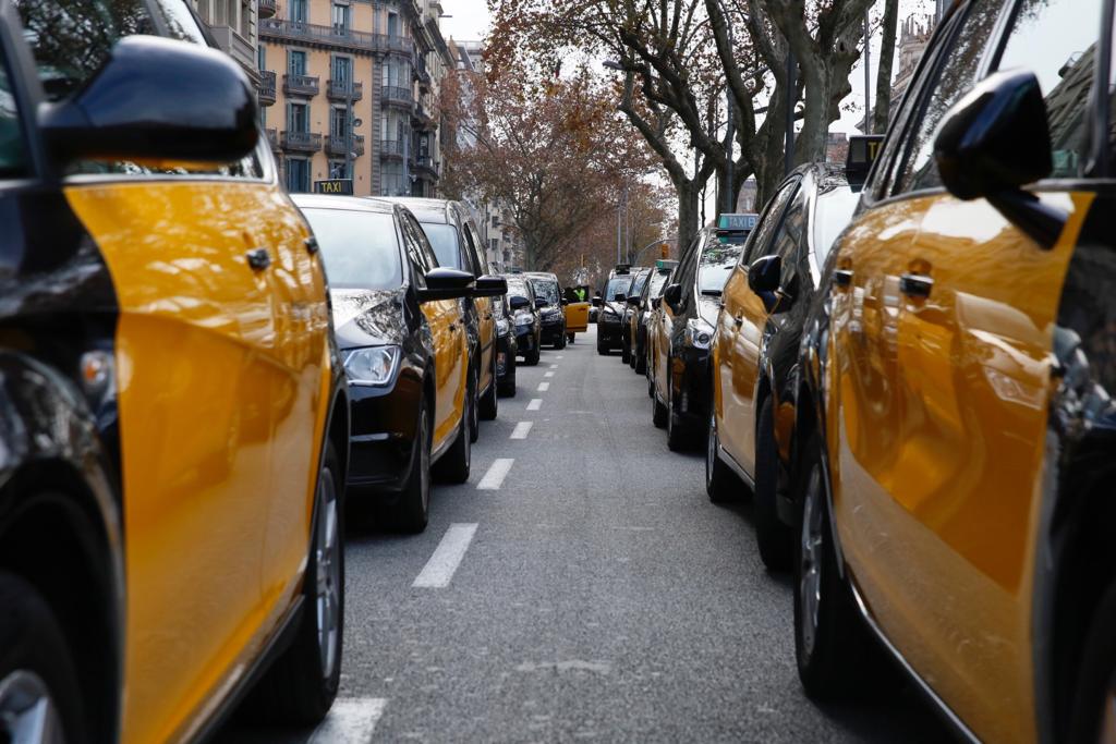 Segundo día de huelga: Barcelona sin taxis y con la Gran Via bloqueada