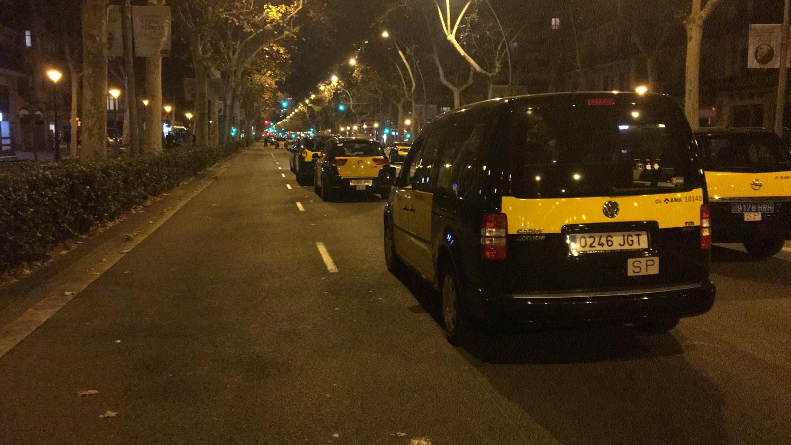 Els taxis continuen tallant la Gran Via d'Entença a Roger de Llúria