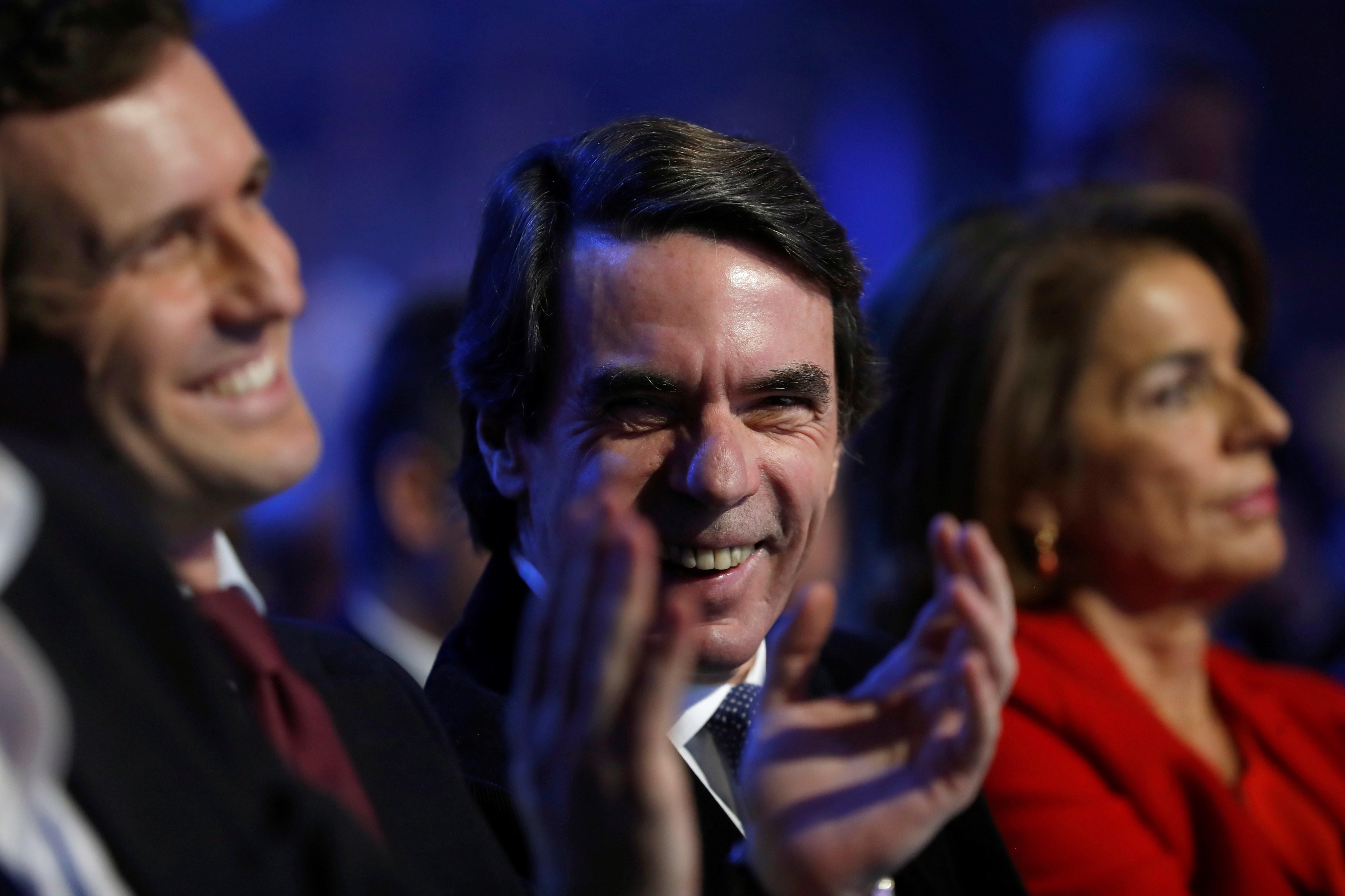 Aznar es reconcilia amb el PP i avala l'aliança amb l'extrema dreta de Vox