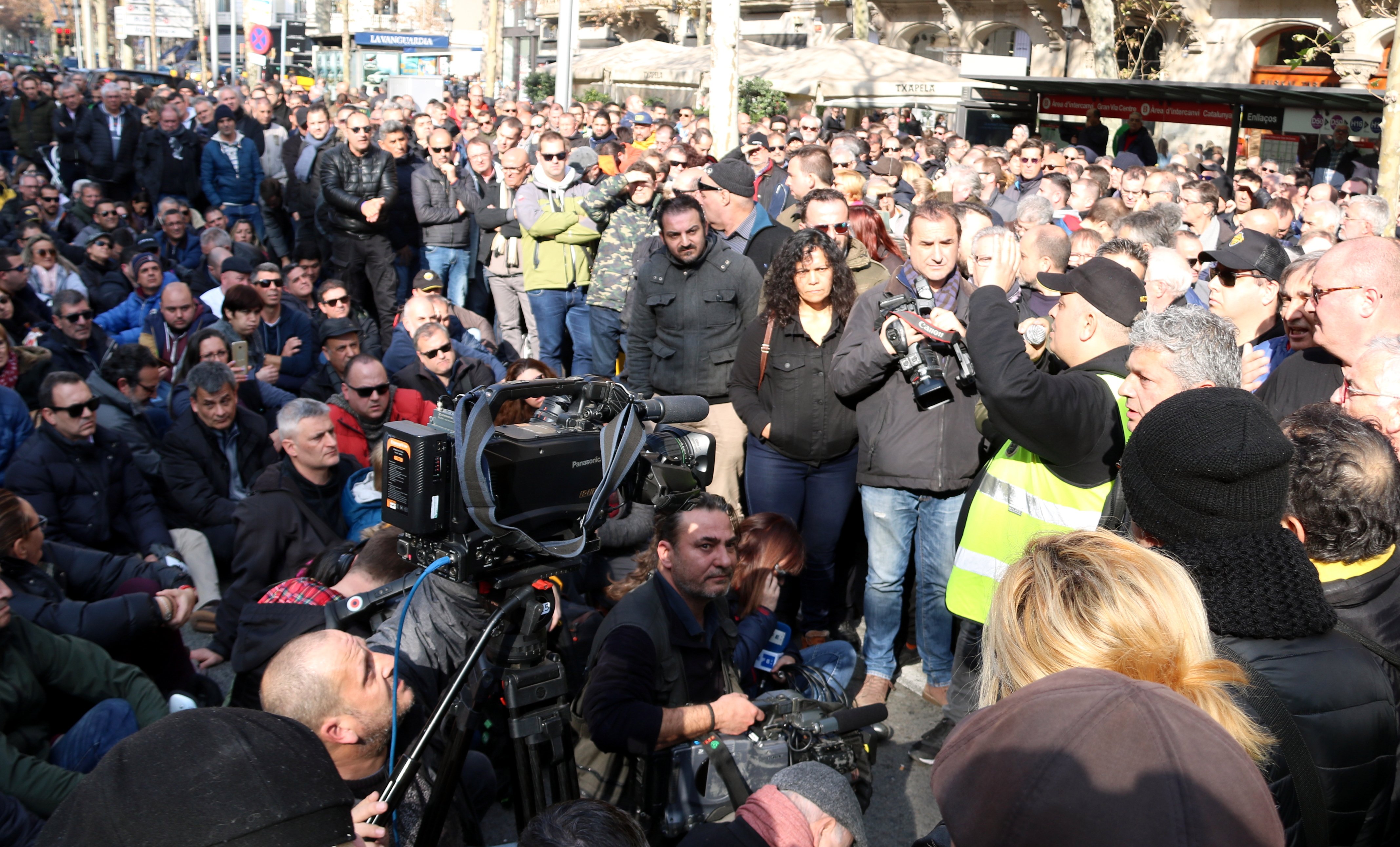 Els taxistes no es mouen de la Gran Via a l'espera de les negociacions