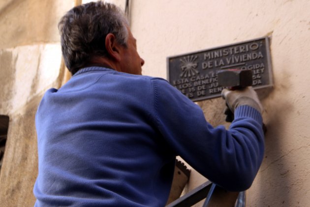 retirada plaques franquistes tarragona ACN retirada plaques franquistes tarragona ACN