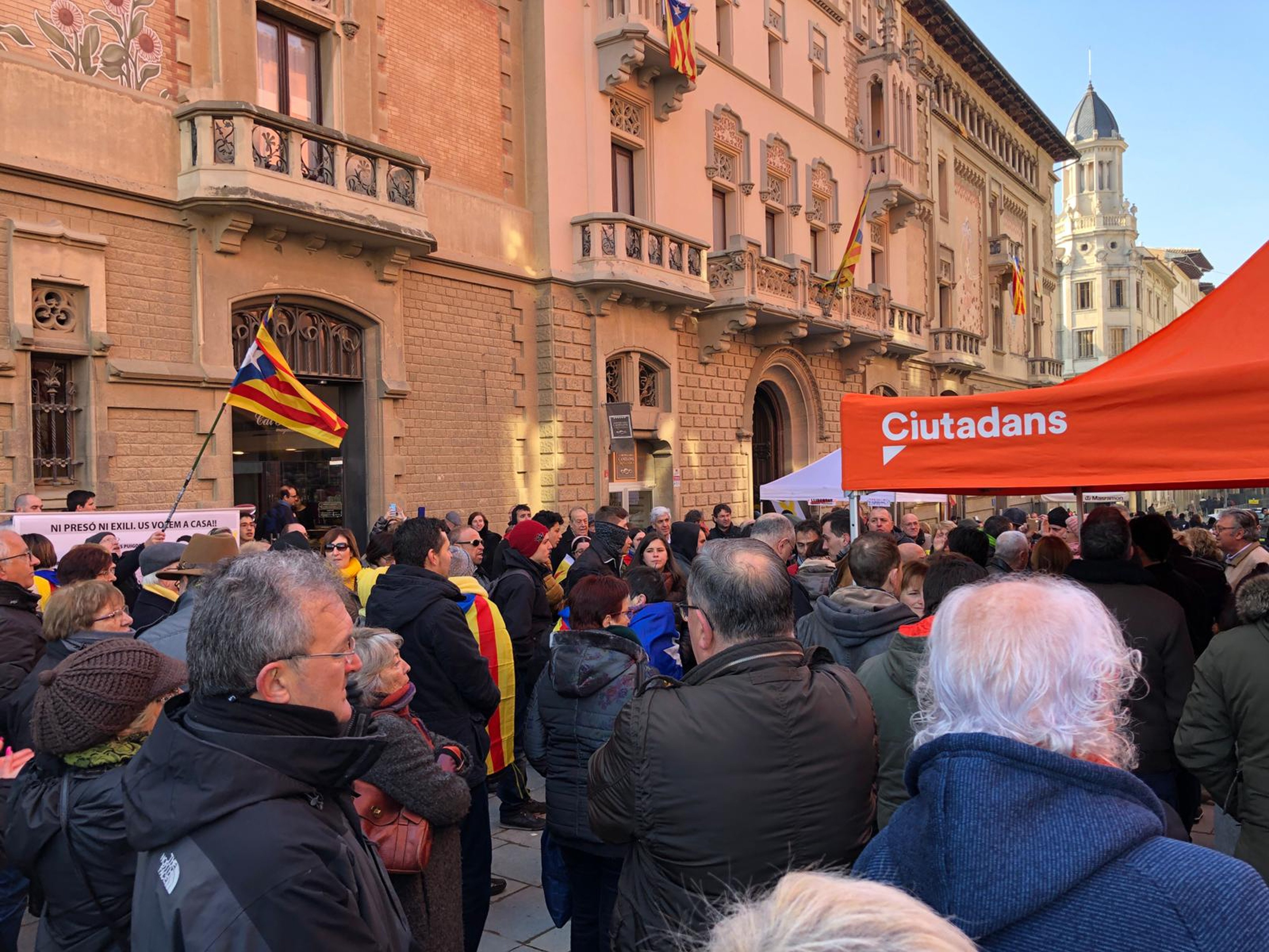 Cs retira una carpa a Vic després de fortes protestes